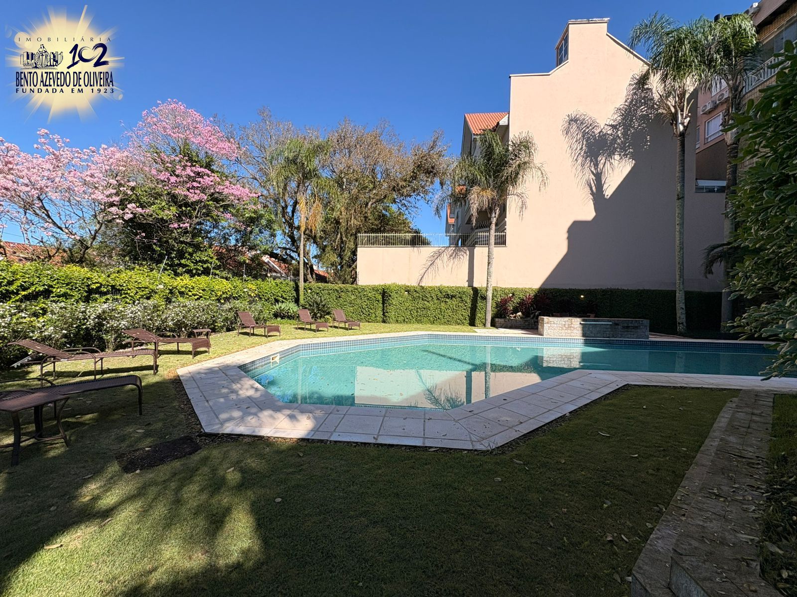 Piscina no condomínio