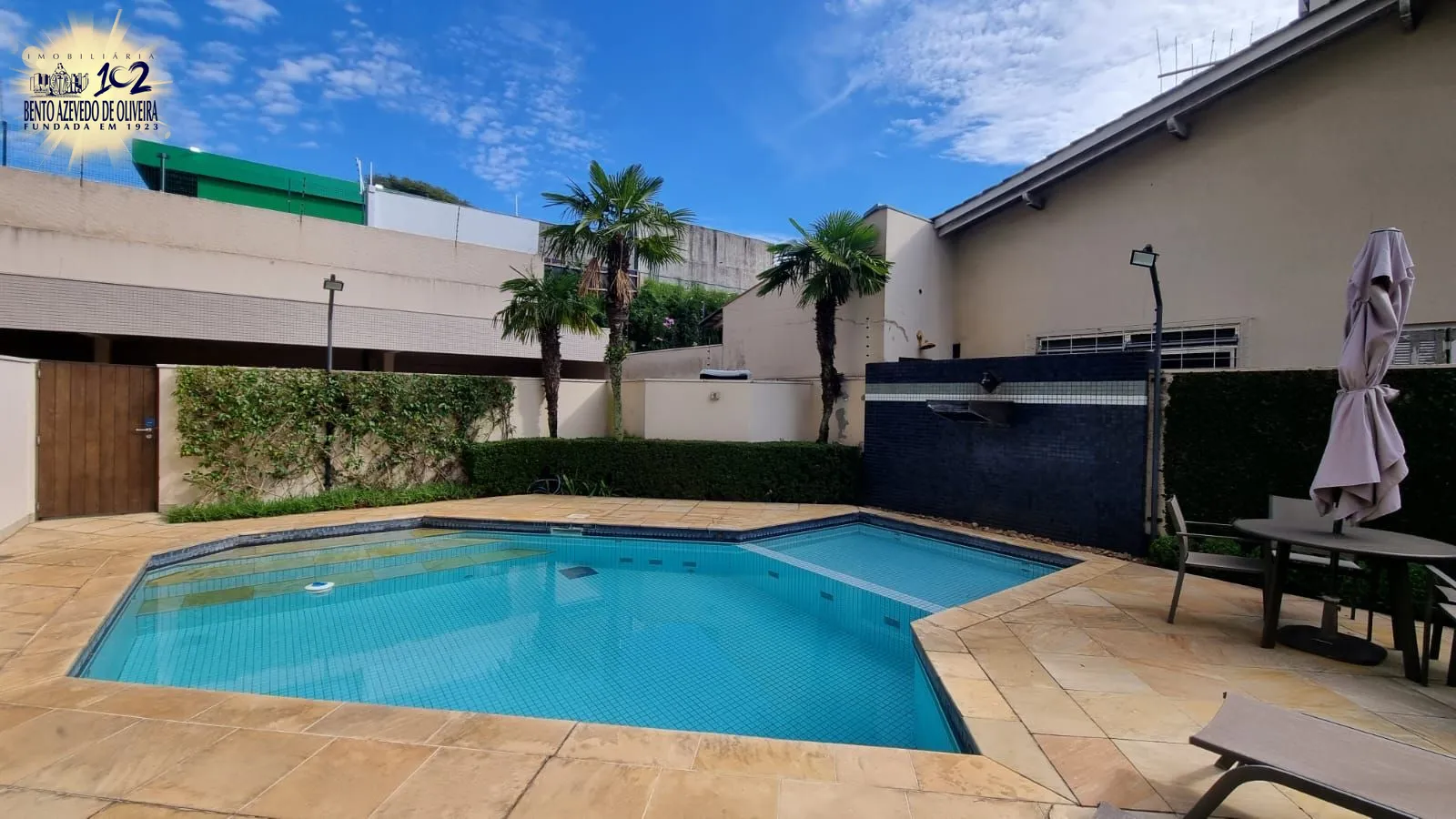 Piscina com quebra gelo