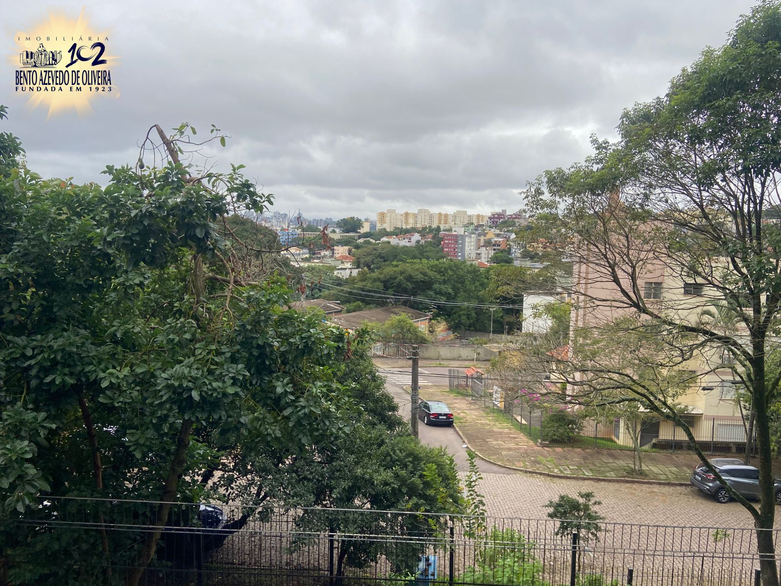 VISTA DE UMA AREA DO PATIO DO PREDIO