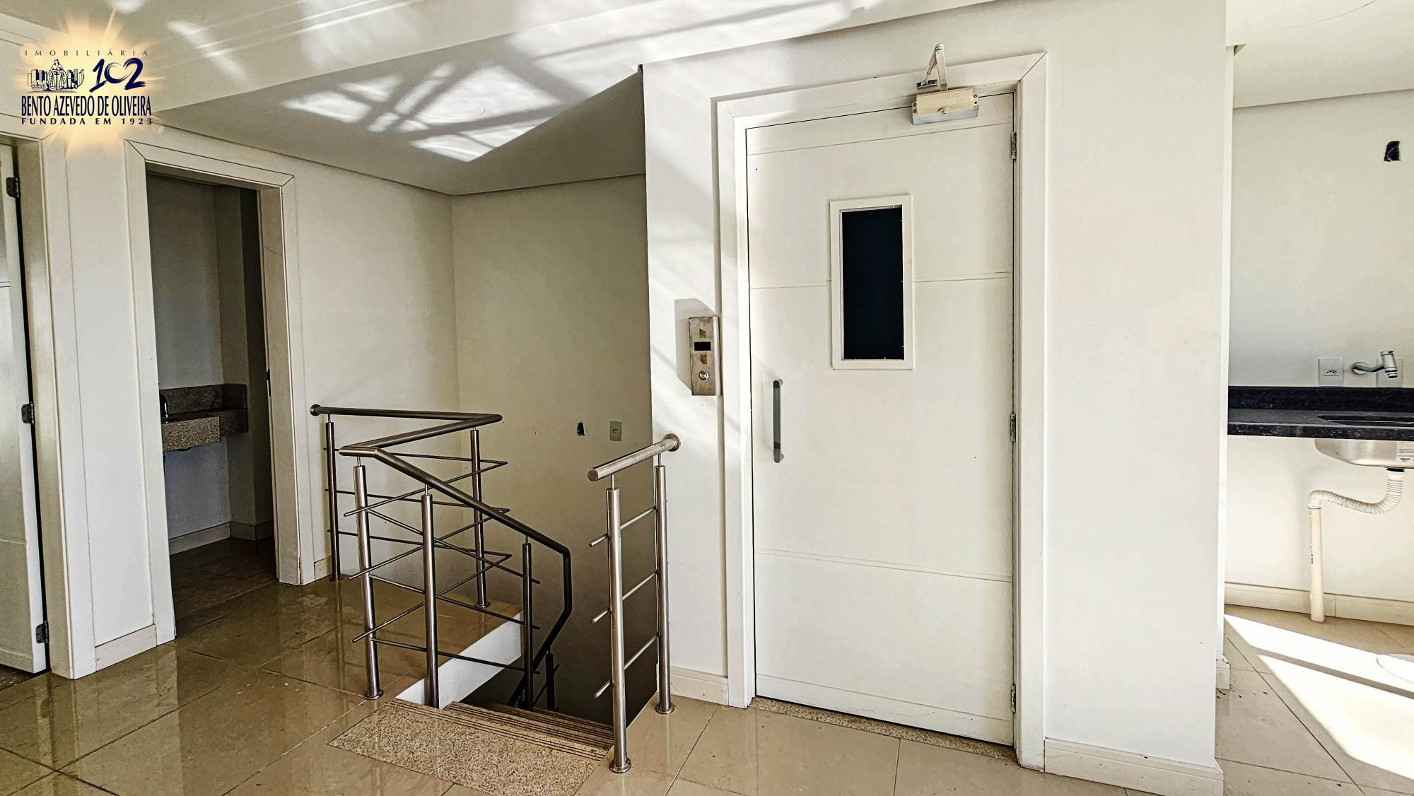 Escadas e elevador