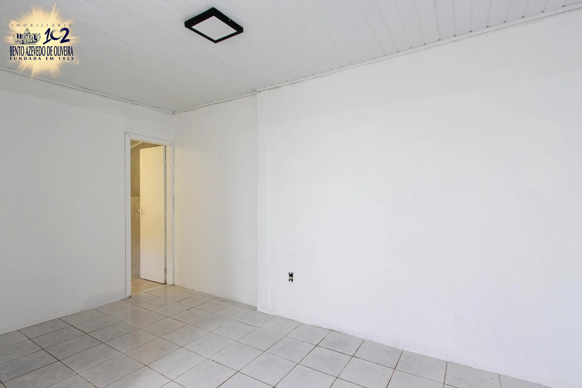 Quarto na construção ao fundo