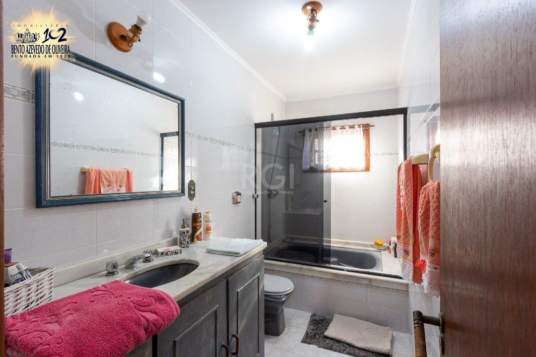 Banheiro social com banheira.