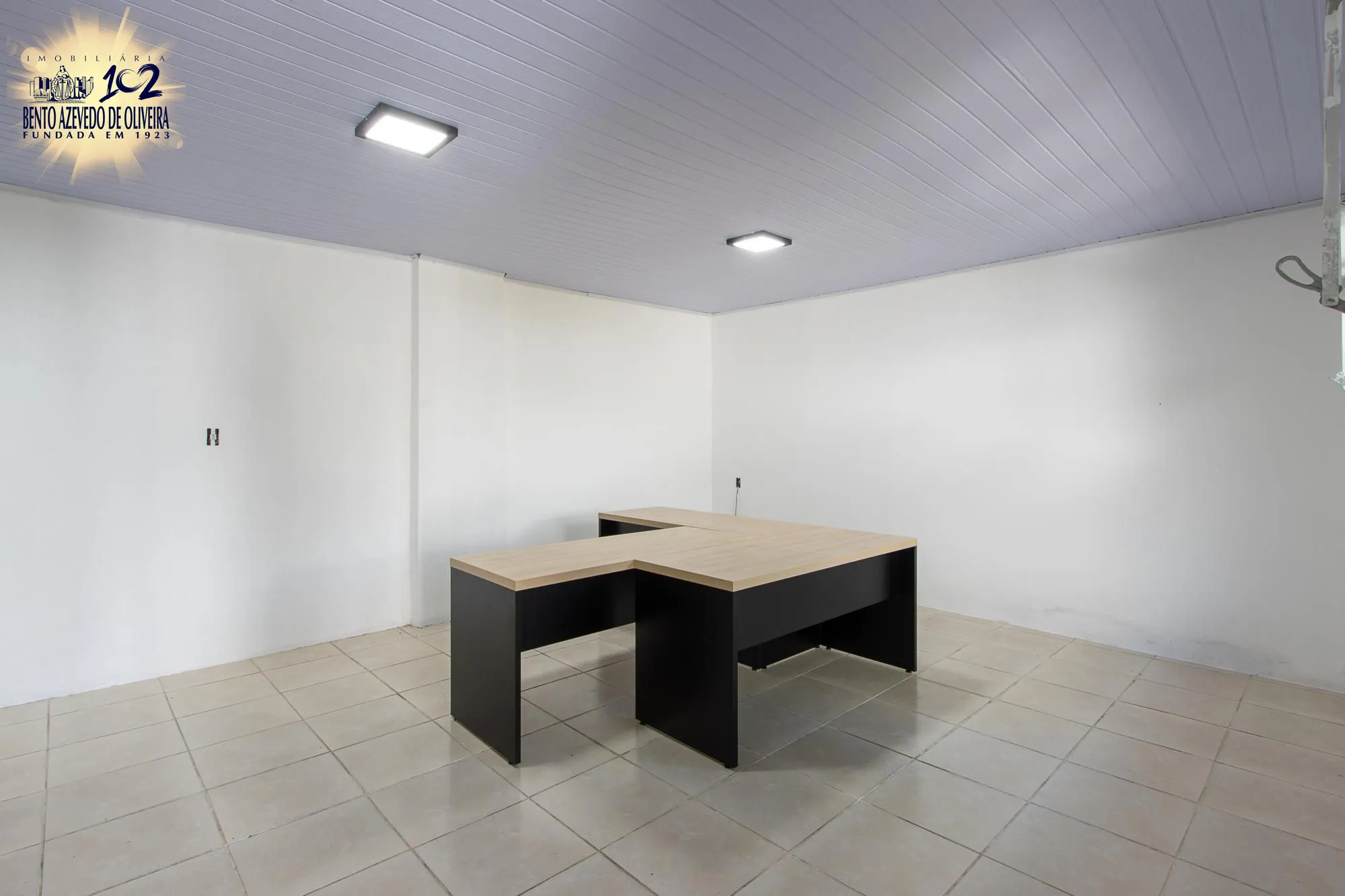 Sala na construção ao fundo