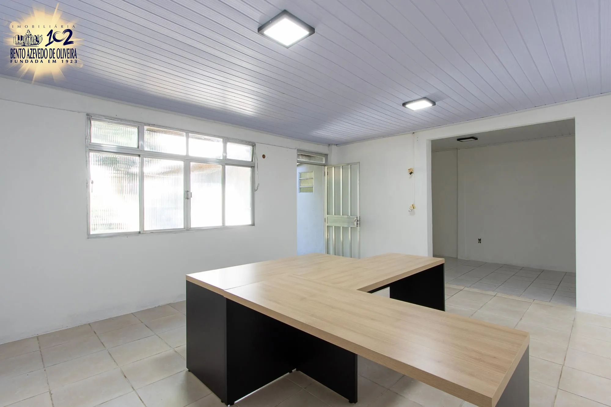Sala na construção  ao fundo.