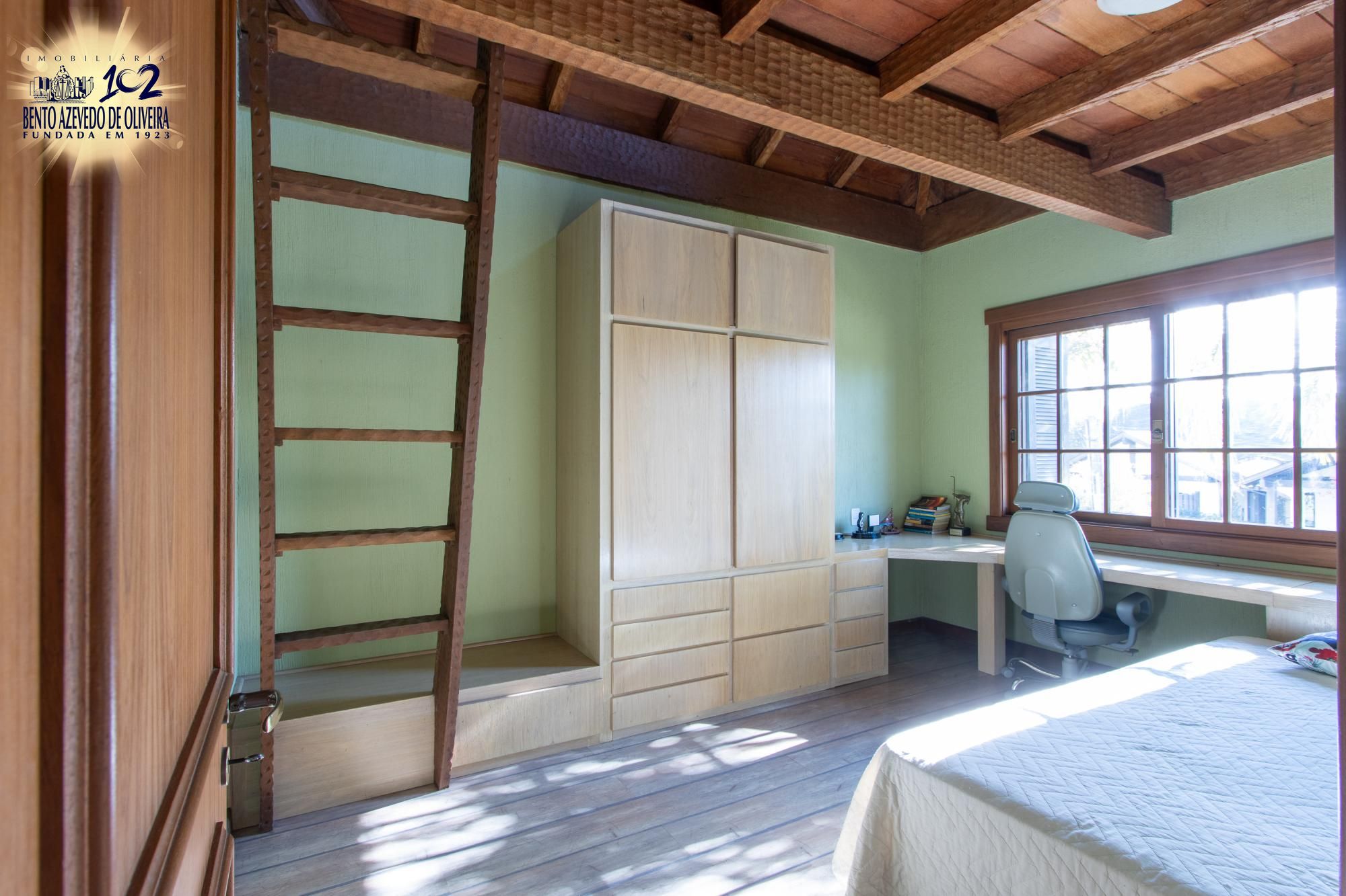 Quarto com mezanino.