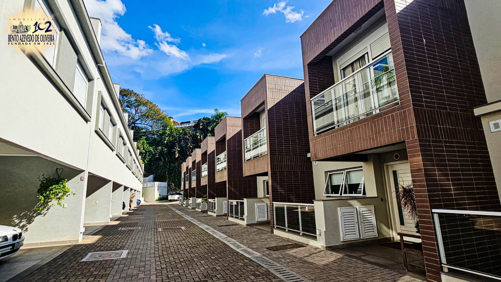 Três níveis com estacionamentos cobertos e vagas para visitantes em cada nível