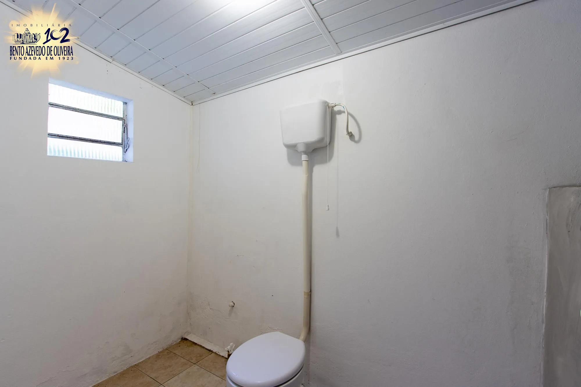 Banheiro na construção ao fundo. .