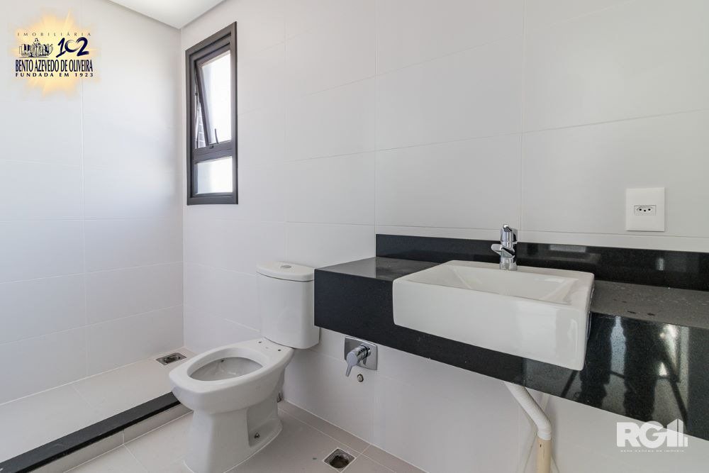 BANHEIRO-MODERNO-COM-ACABAMENTO-ELEGANTE