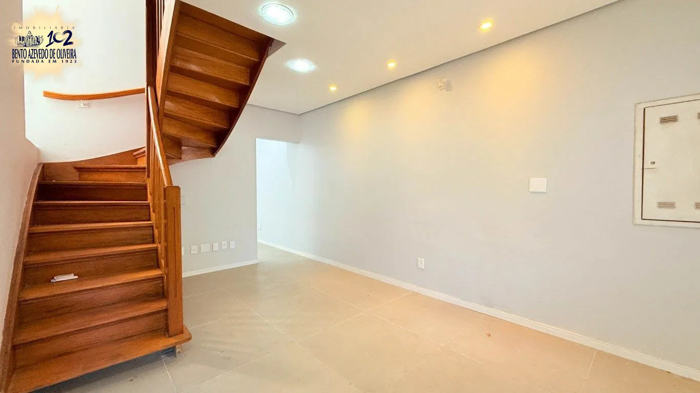 entrada-ampla-escada-renovada