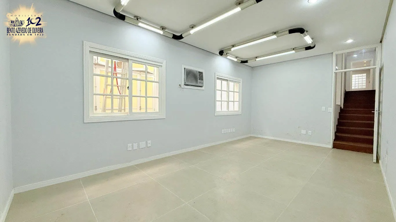sala-ampla-iluminação-natural-bem ventilada