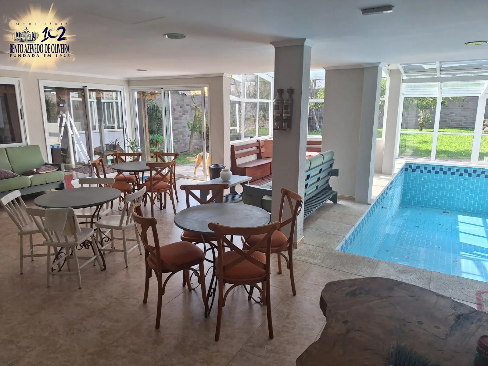 salão de destas com piscina