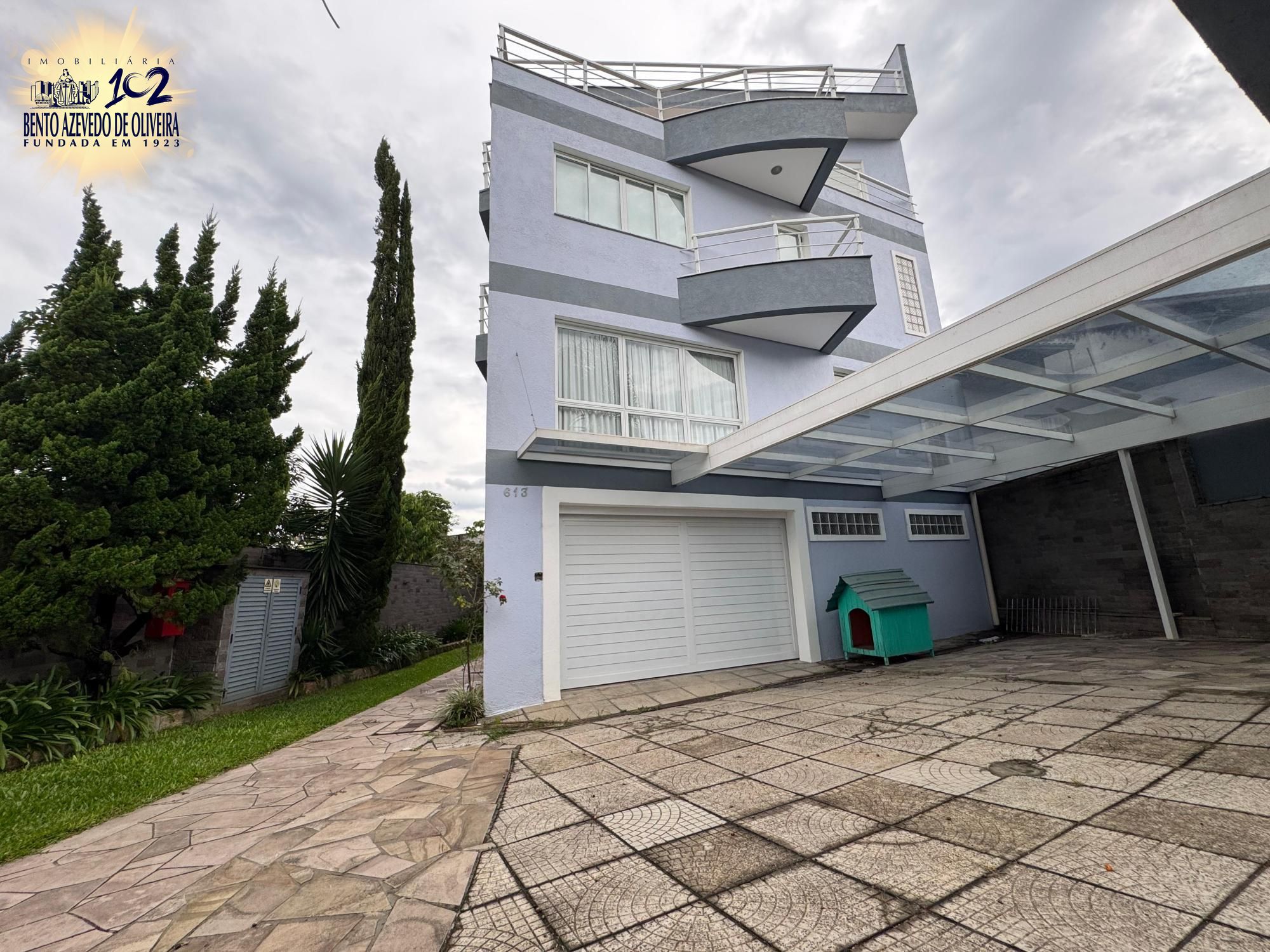 fachada da frente com garagens