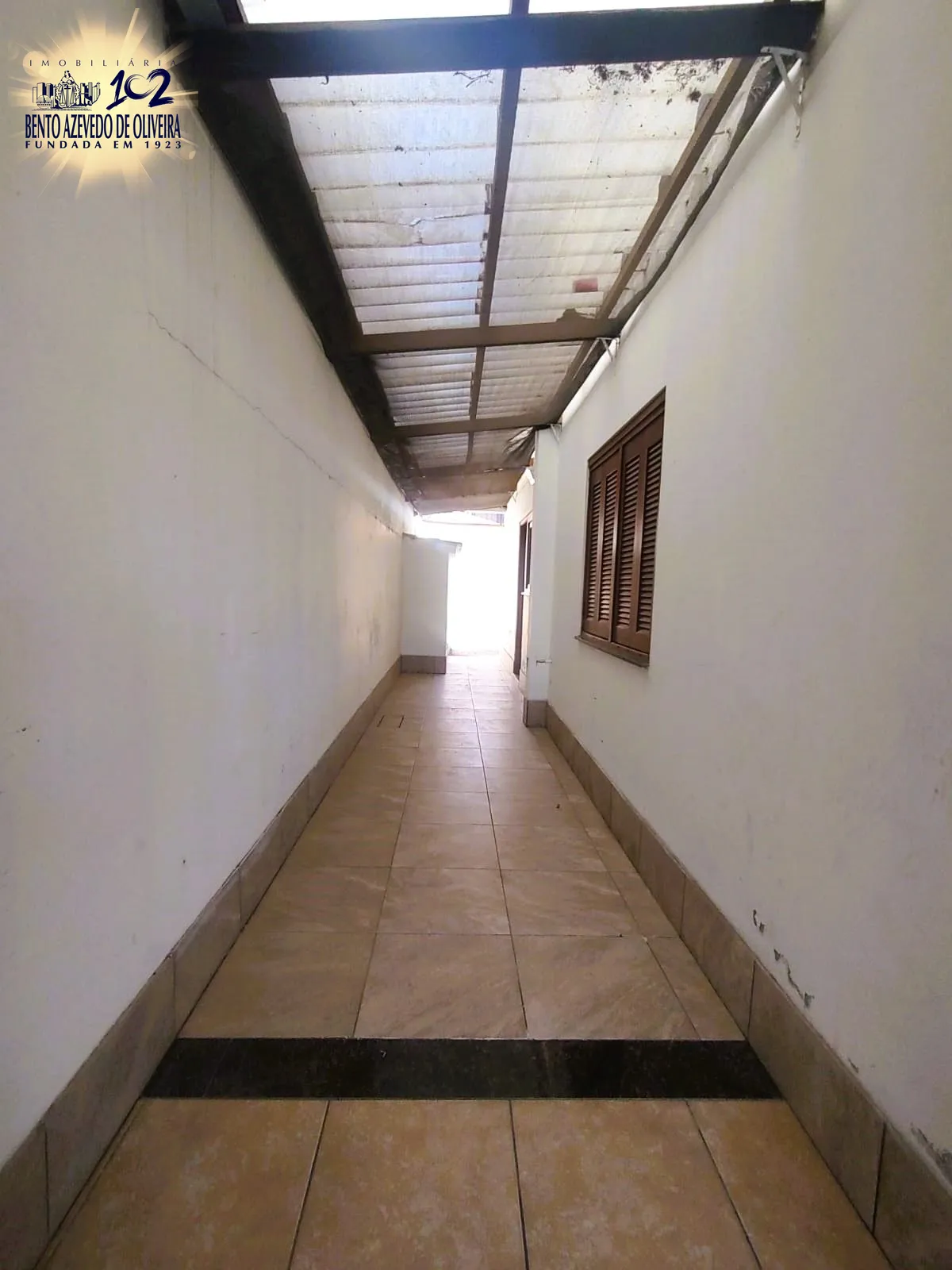 área coberta lateral