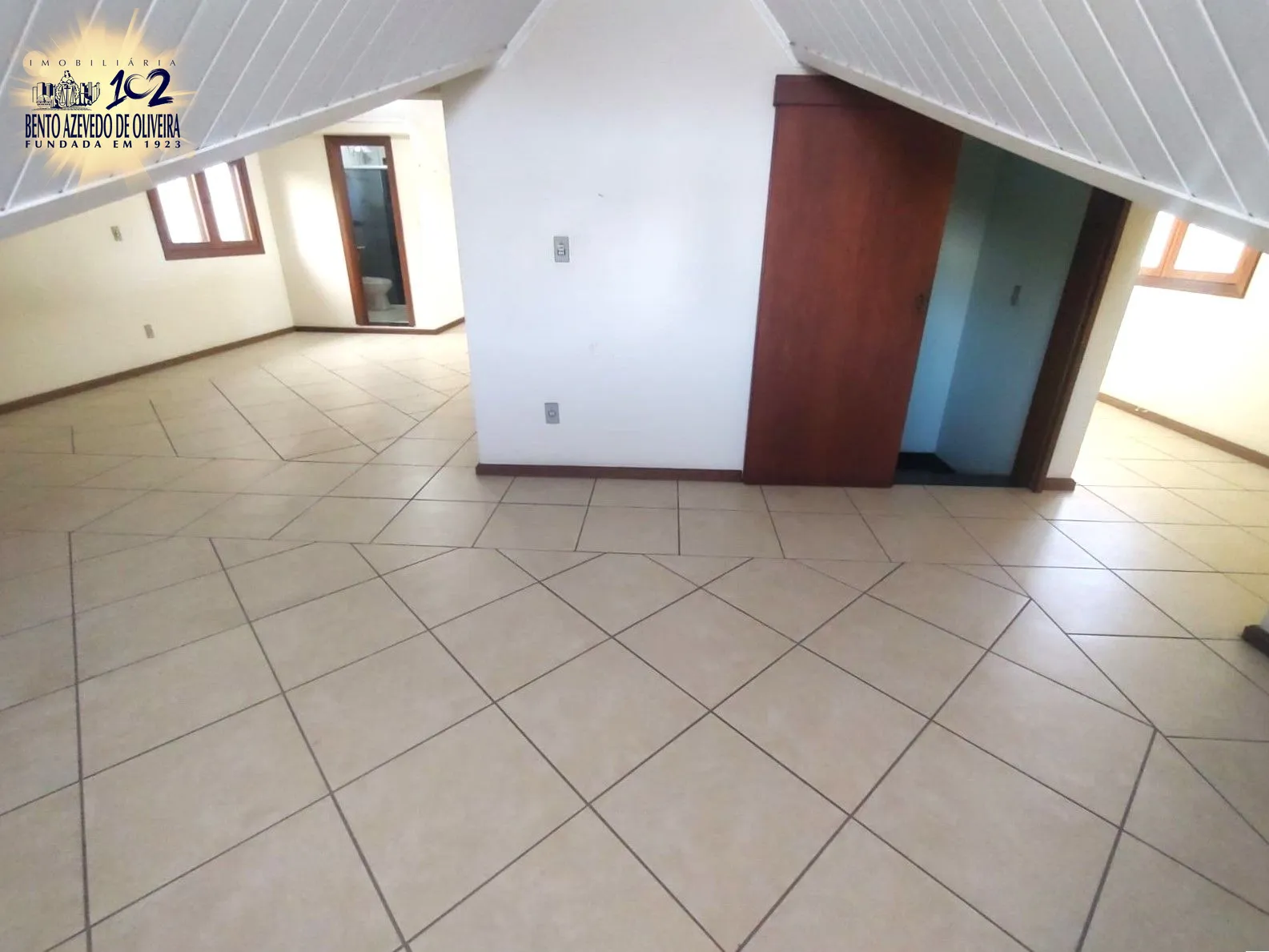 Acesso para a escada e living parte inferior da casa
