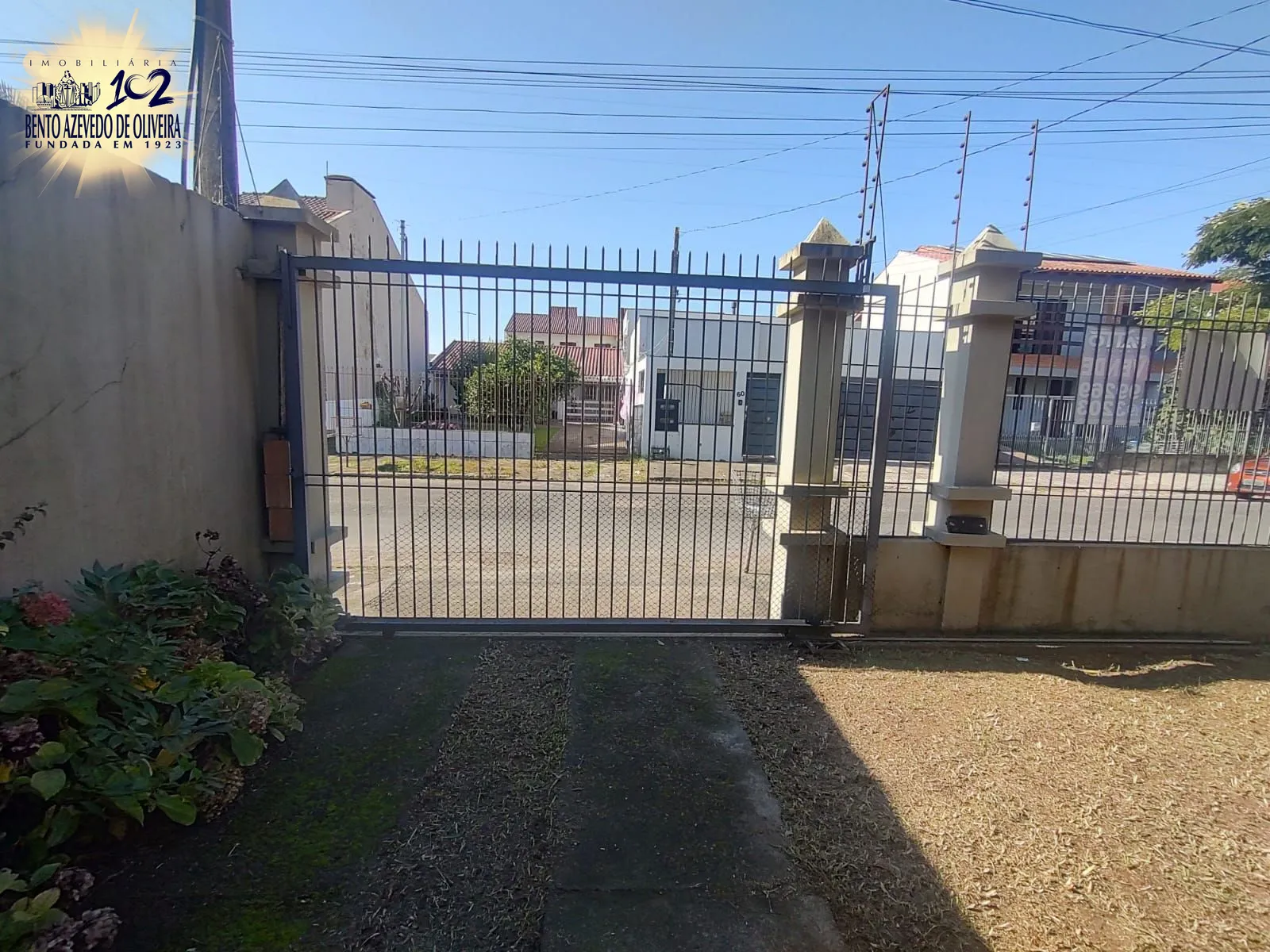 Portão eletrônico da garagem não coberta