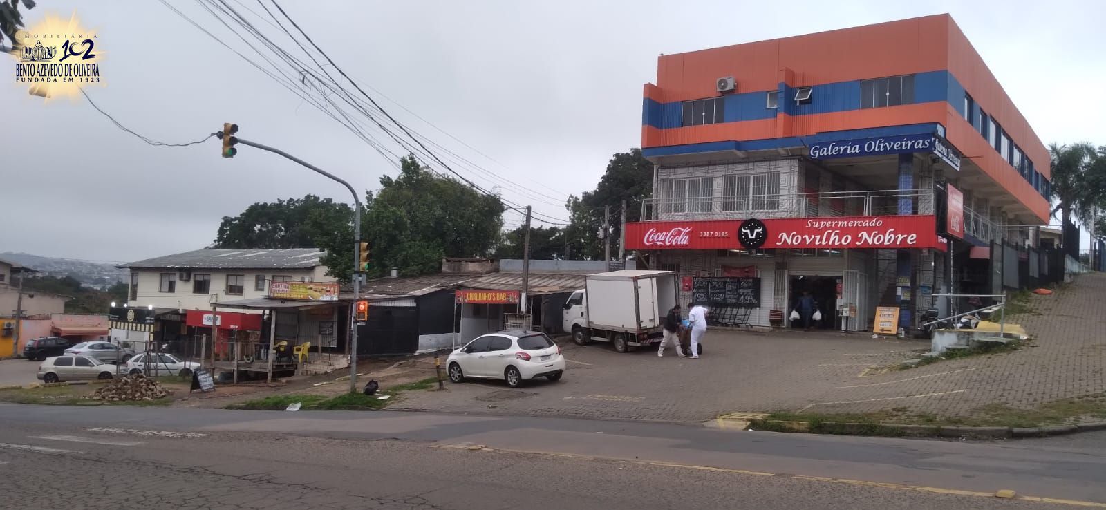 mercado na frente do prédio