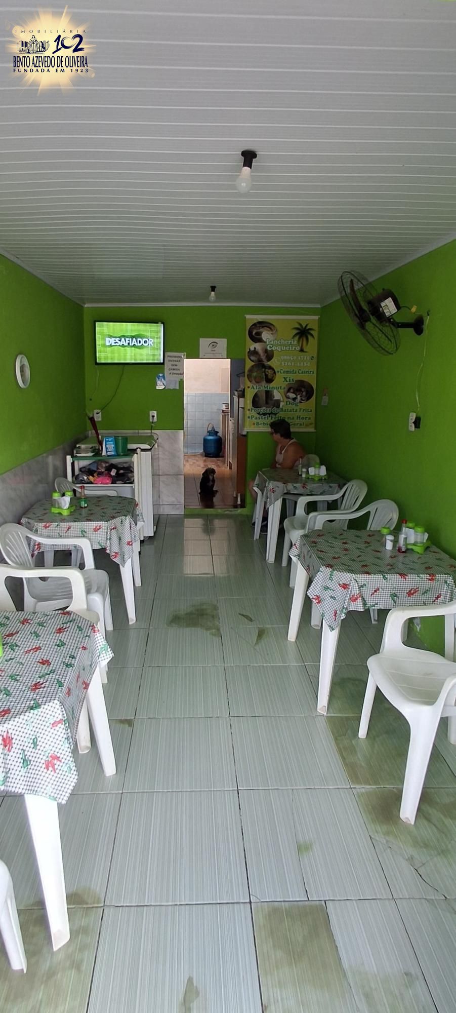 garagem lateral com banheiro auxiliar