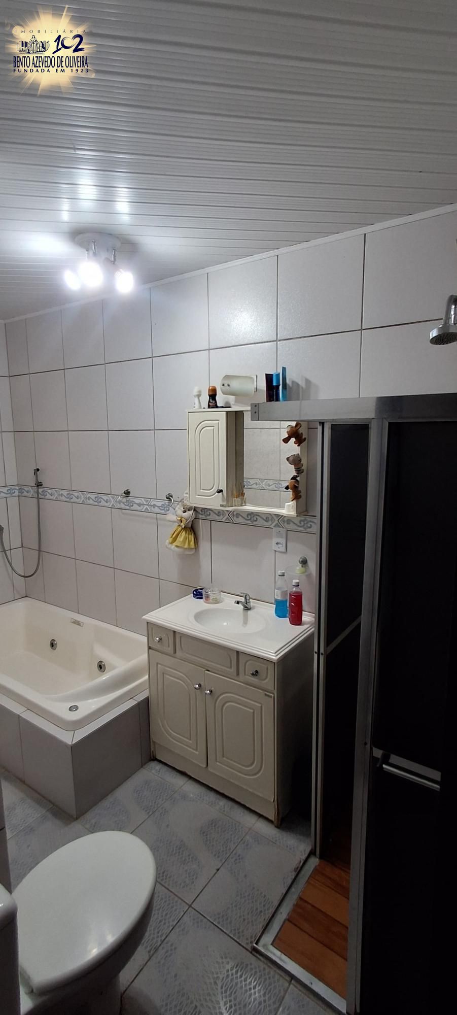 banheiro suite com hidromassagem e chuveiro a gás