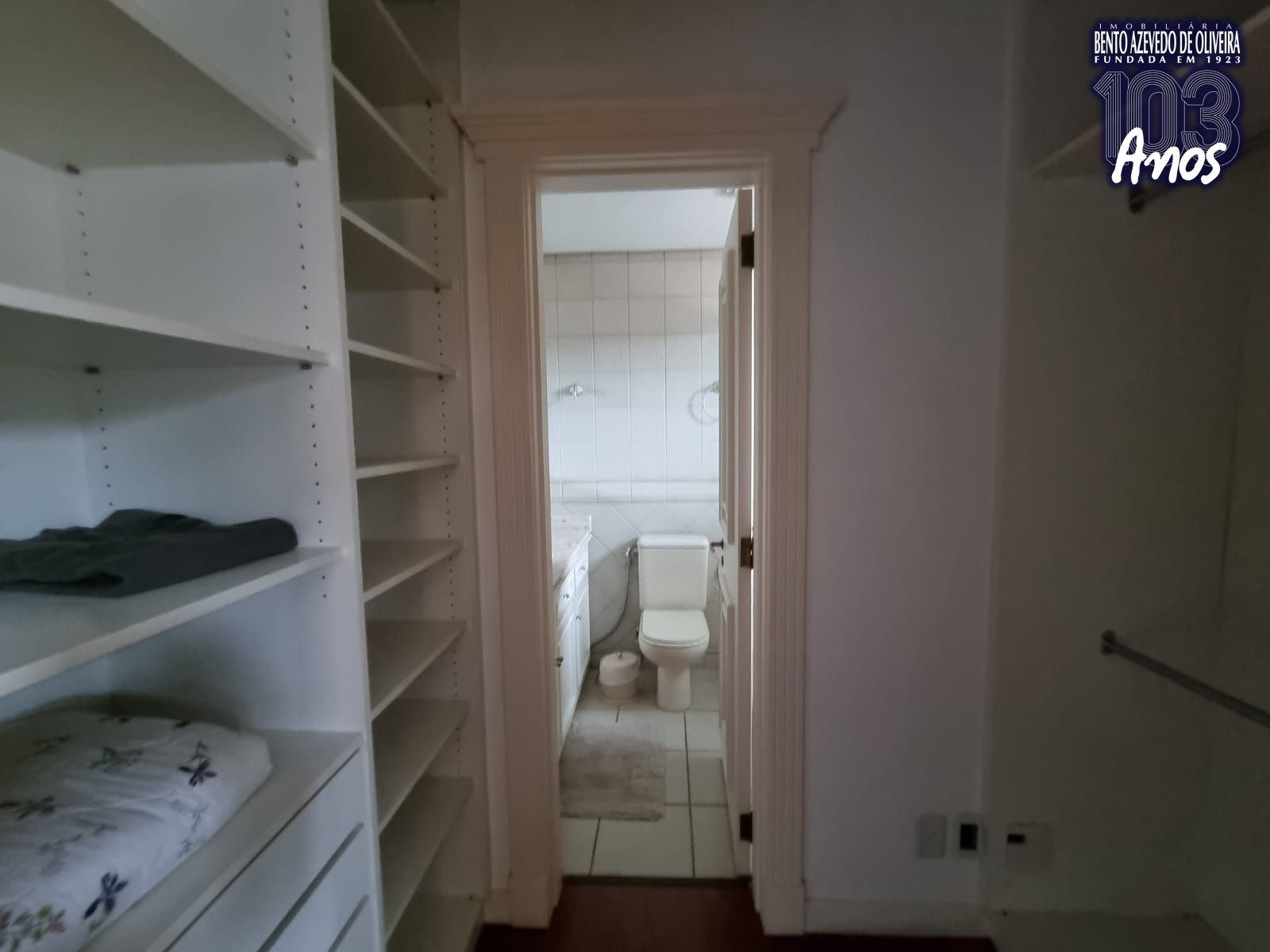 Closet e banheiro da suíte 2