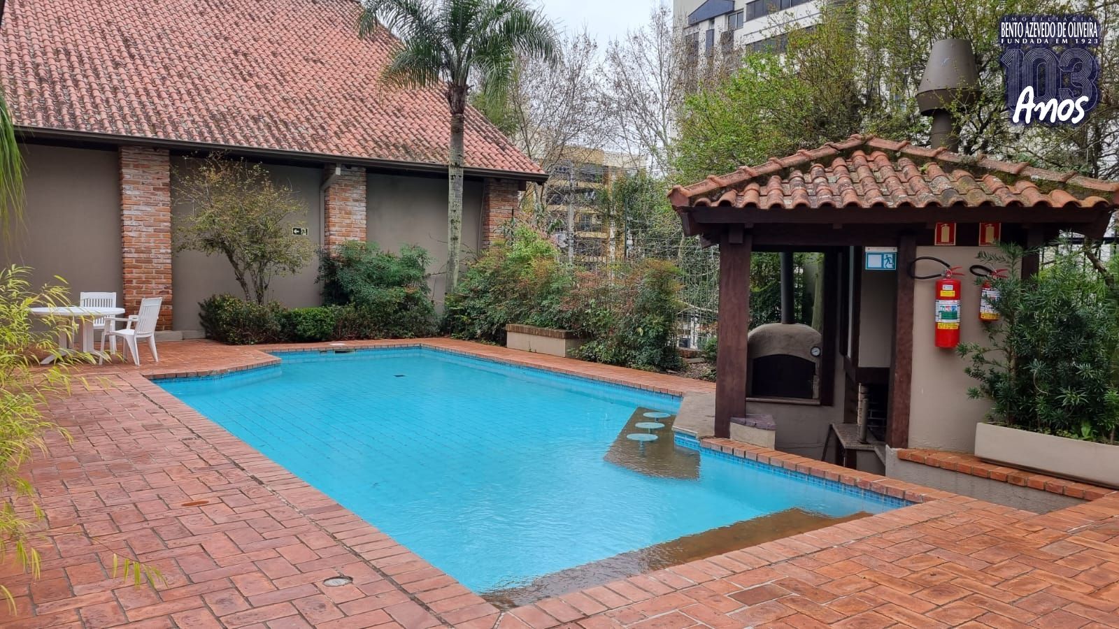 Piscina no condomínio