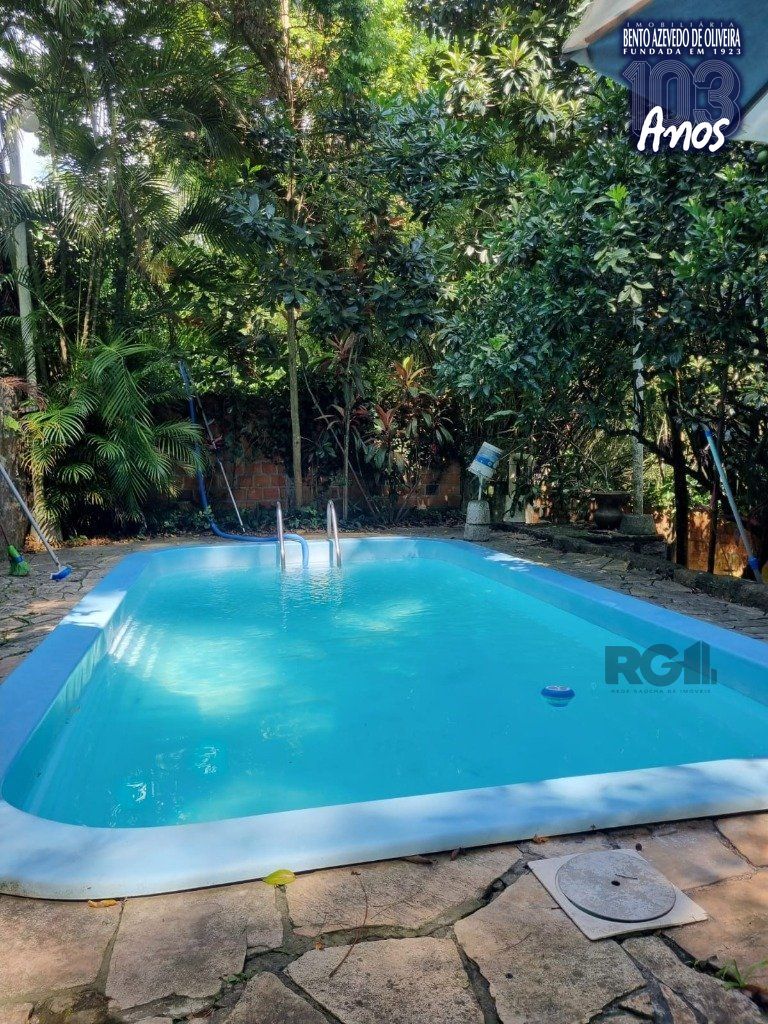Piscina em meio ao verde