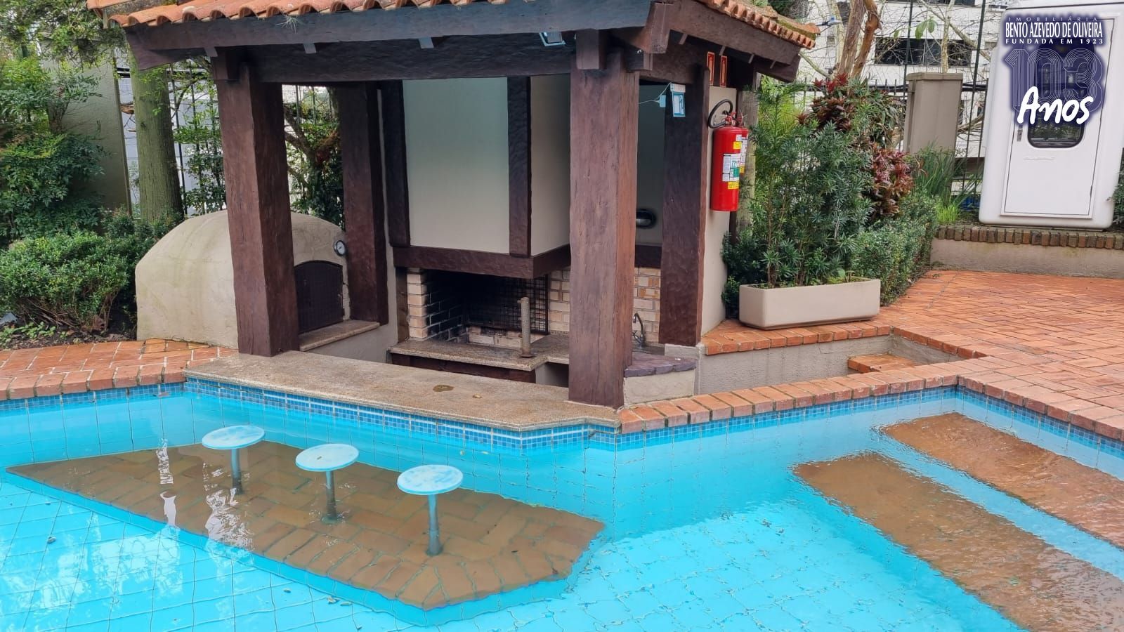 Piscina no condomínio