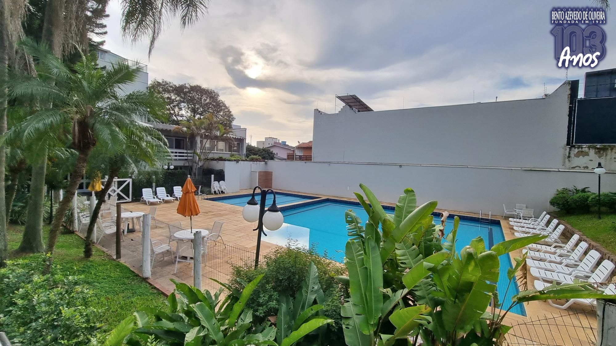Piscina no condomínio