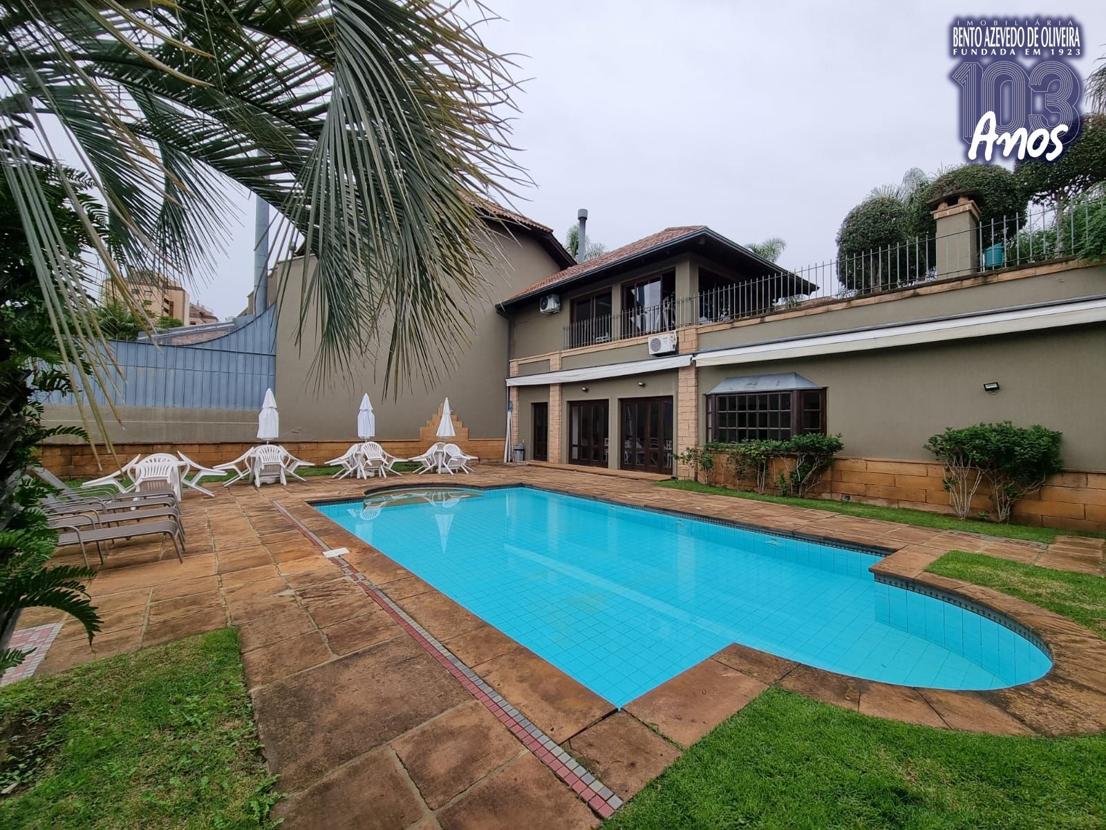 Piscina no condomínio