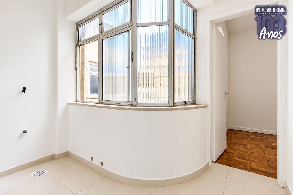 corredor-minimalista-com-janela-texturizada