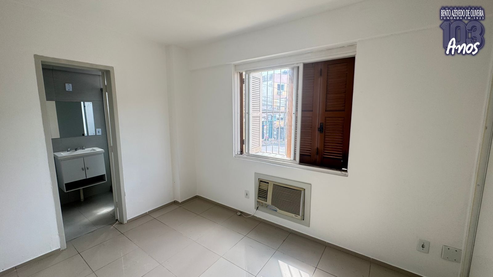 QUARTO-COM-JANELA-GRANDE