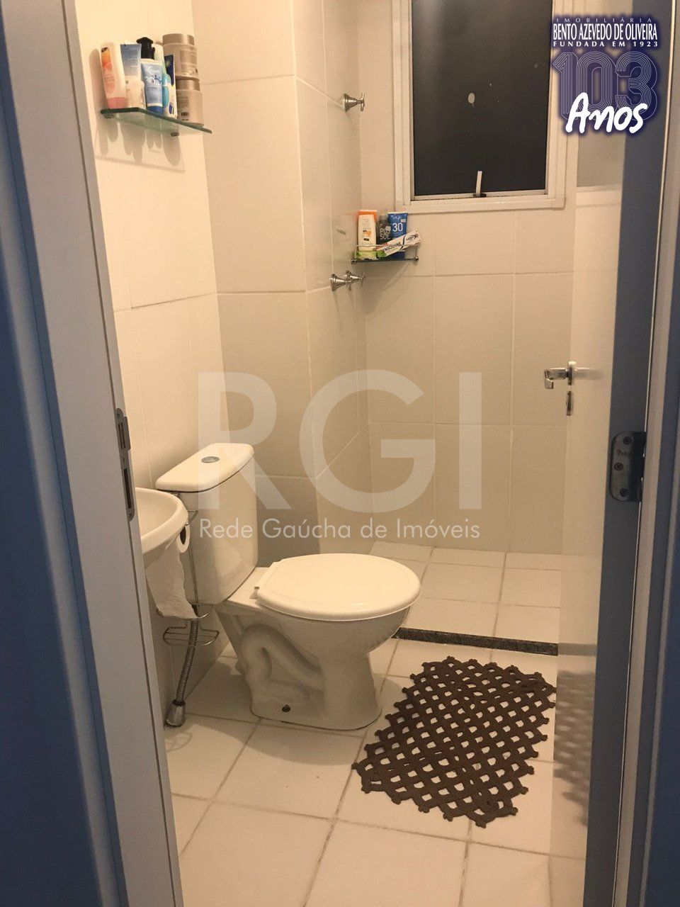 QUARTO-COM-JANELA-GRANDE