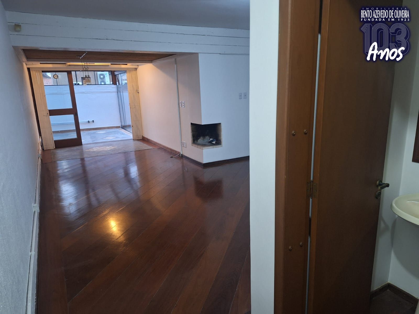 entrada living com lavabo a direita