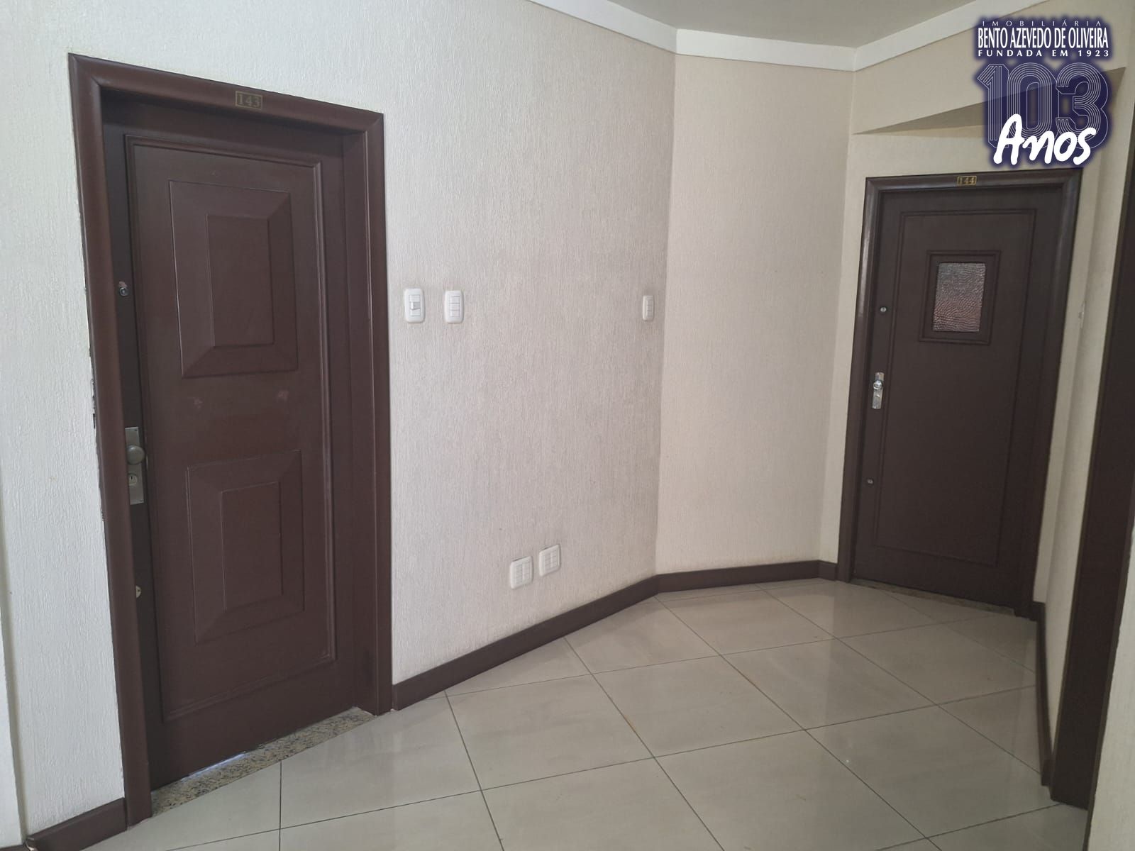 porta do apto, no corredor