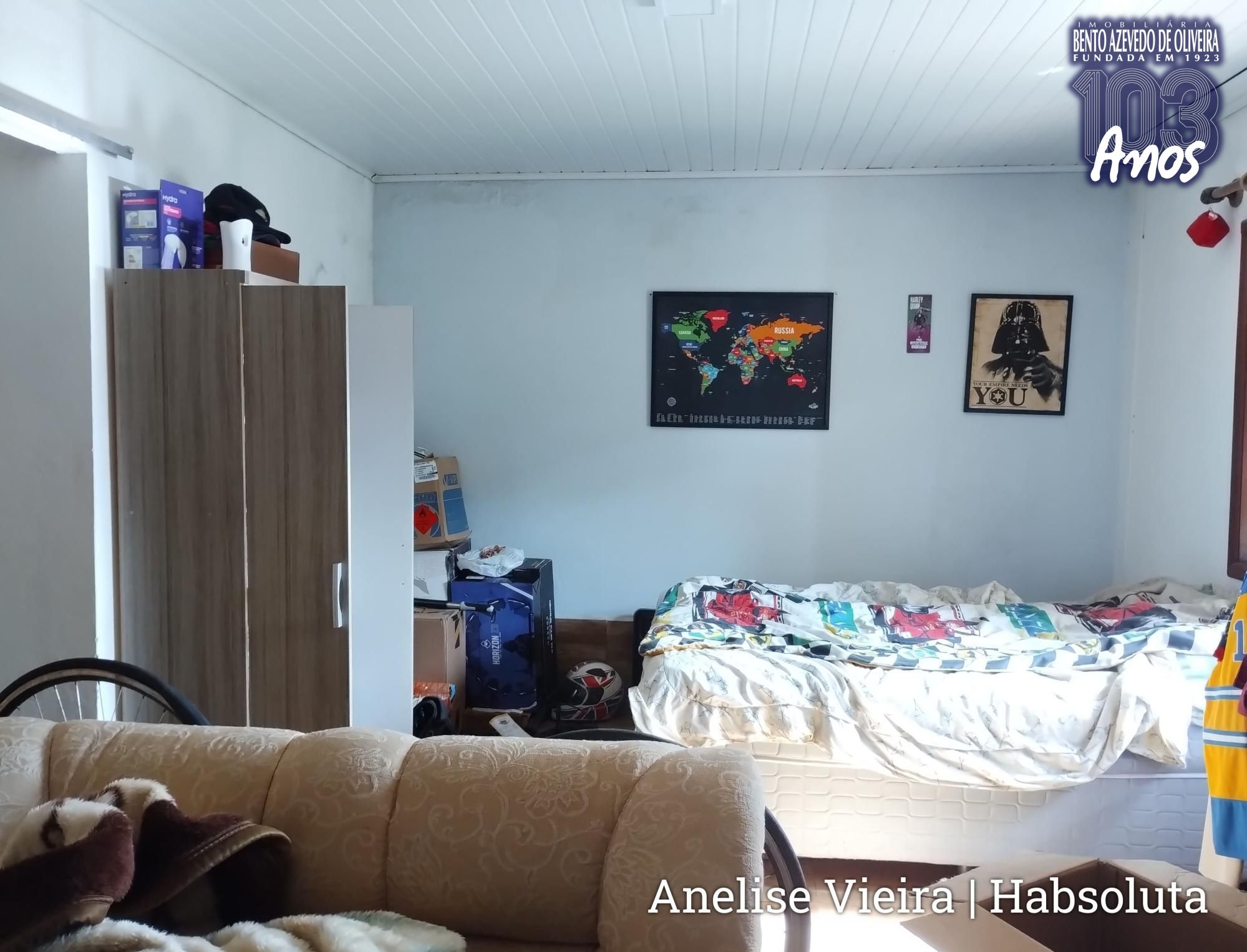 Sala de estar independente com lareira privativa, ideal para receber visitas na área frontal da casa.