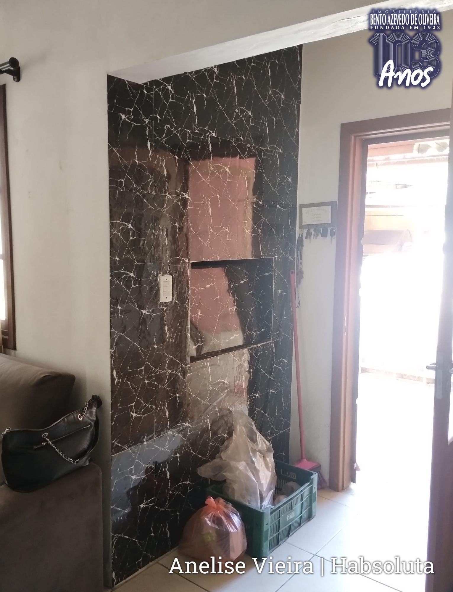Churrasqueira interna da cozinha com acesso direto e prático ao pátio