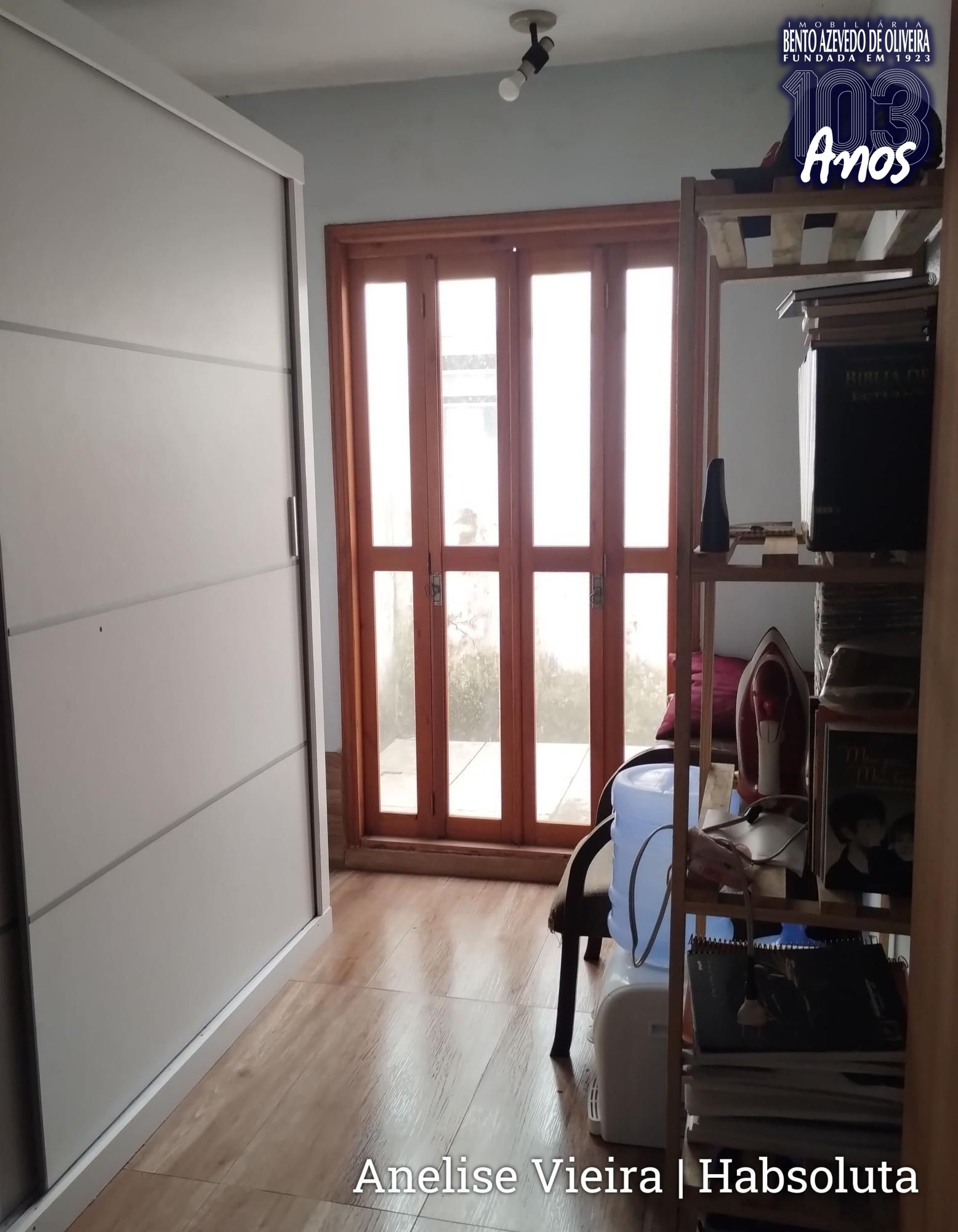 Dormitório amplo com fosso de luz privativo, garantindo excelente iluminação e ventilação natural