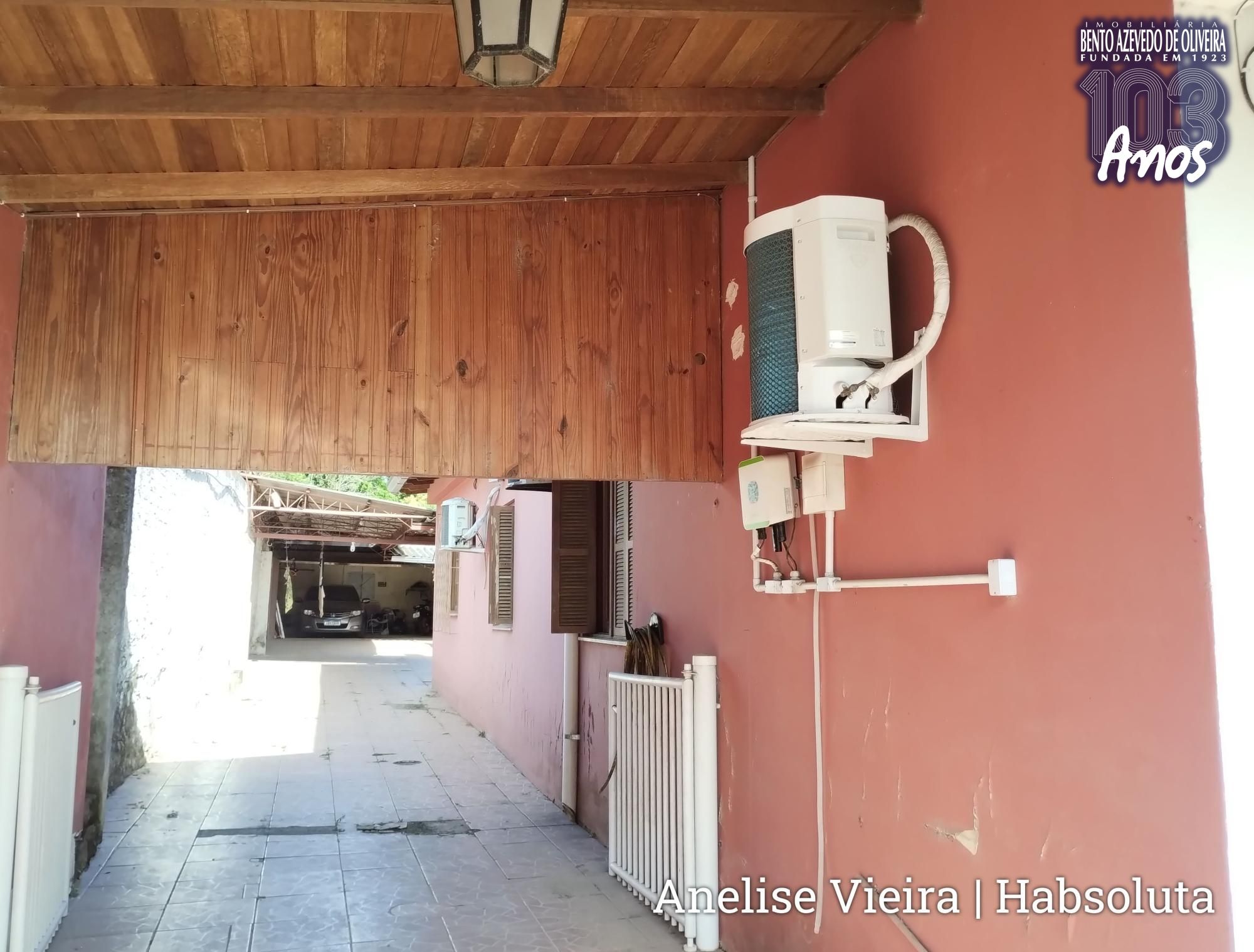 Casa com estrutura sólida de 235m² privativos e garagem-corredor com capacidade para mais de 10 carros.