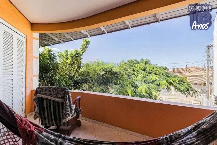 Casa, 4 quartos, 230 m² - Foto 1