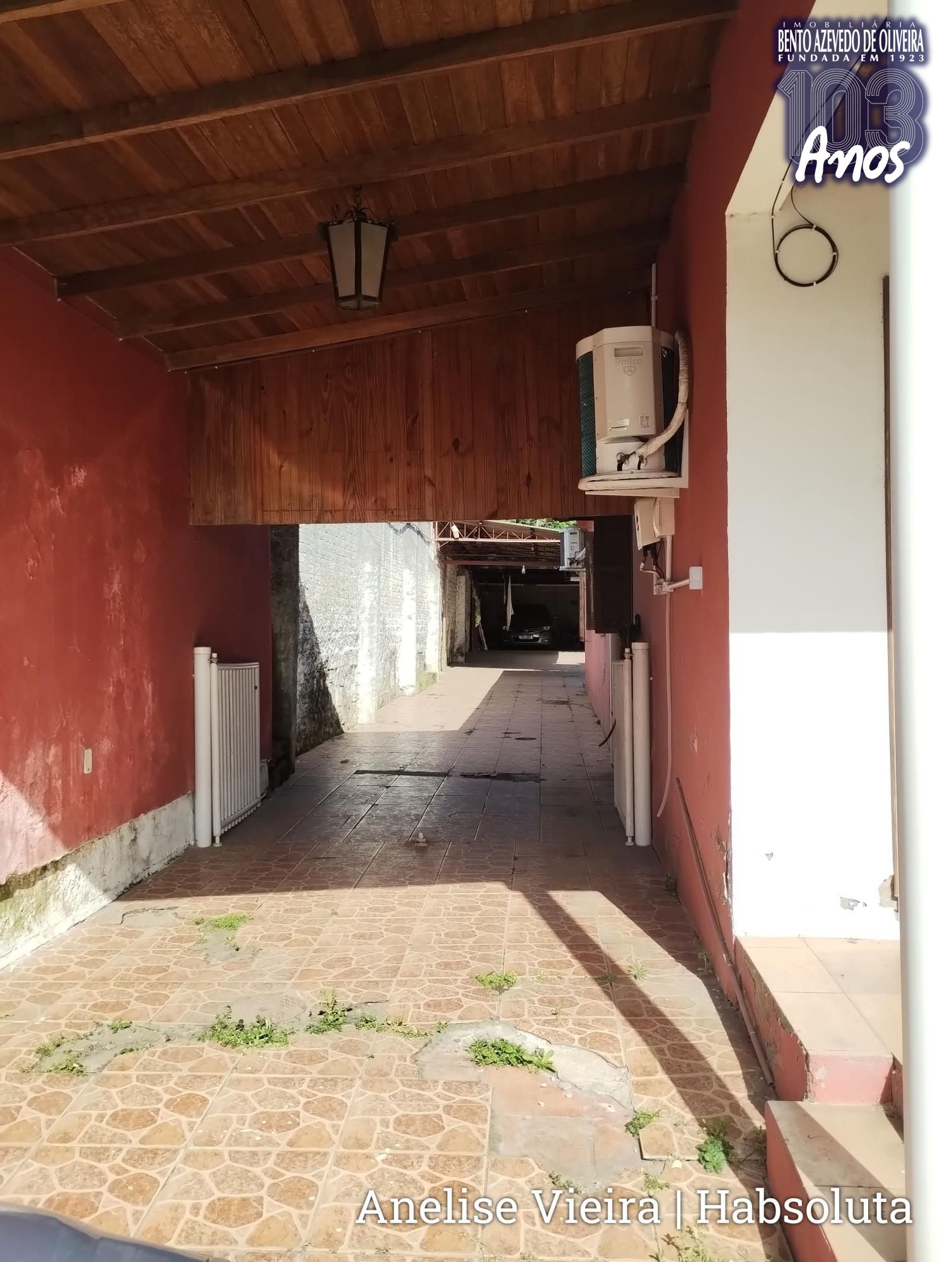Casa com estrutura sólida de 235m² privativos e garagem-corredor com capacidade para mais de 10 carros.