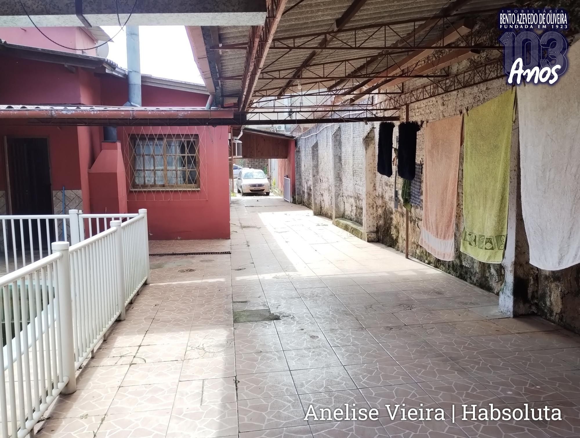 Amplo pátio nos fundos com piscina cercada, ideal para o lazer da família na Zona Sul de Porto Alegre.