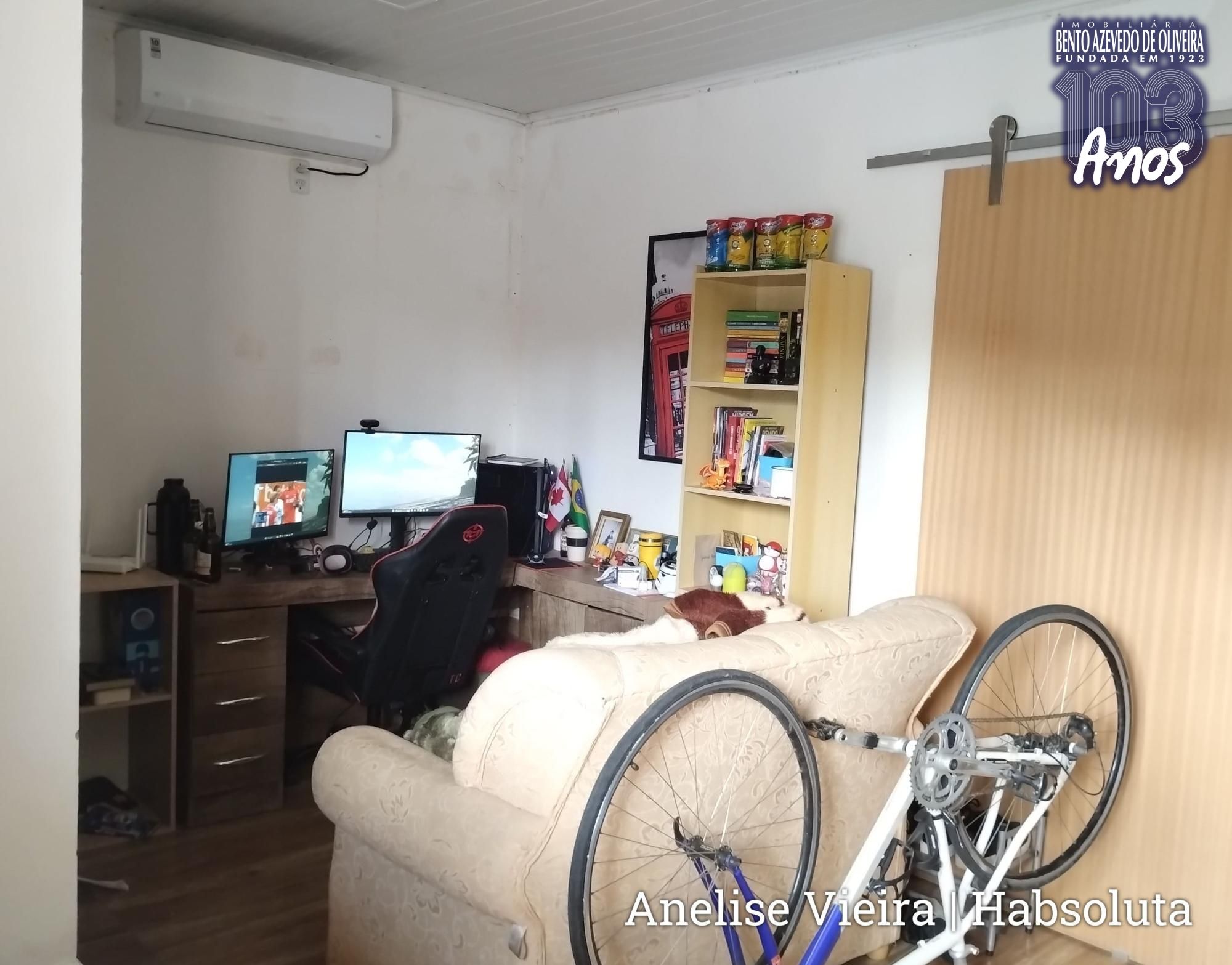 Sala de estar independente com lareira privativa, ideal para receber visitas na área frontal da casa.
