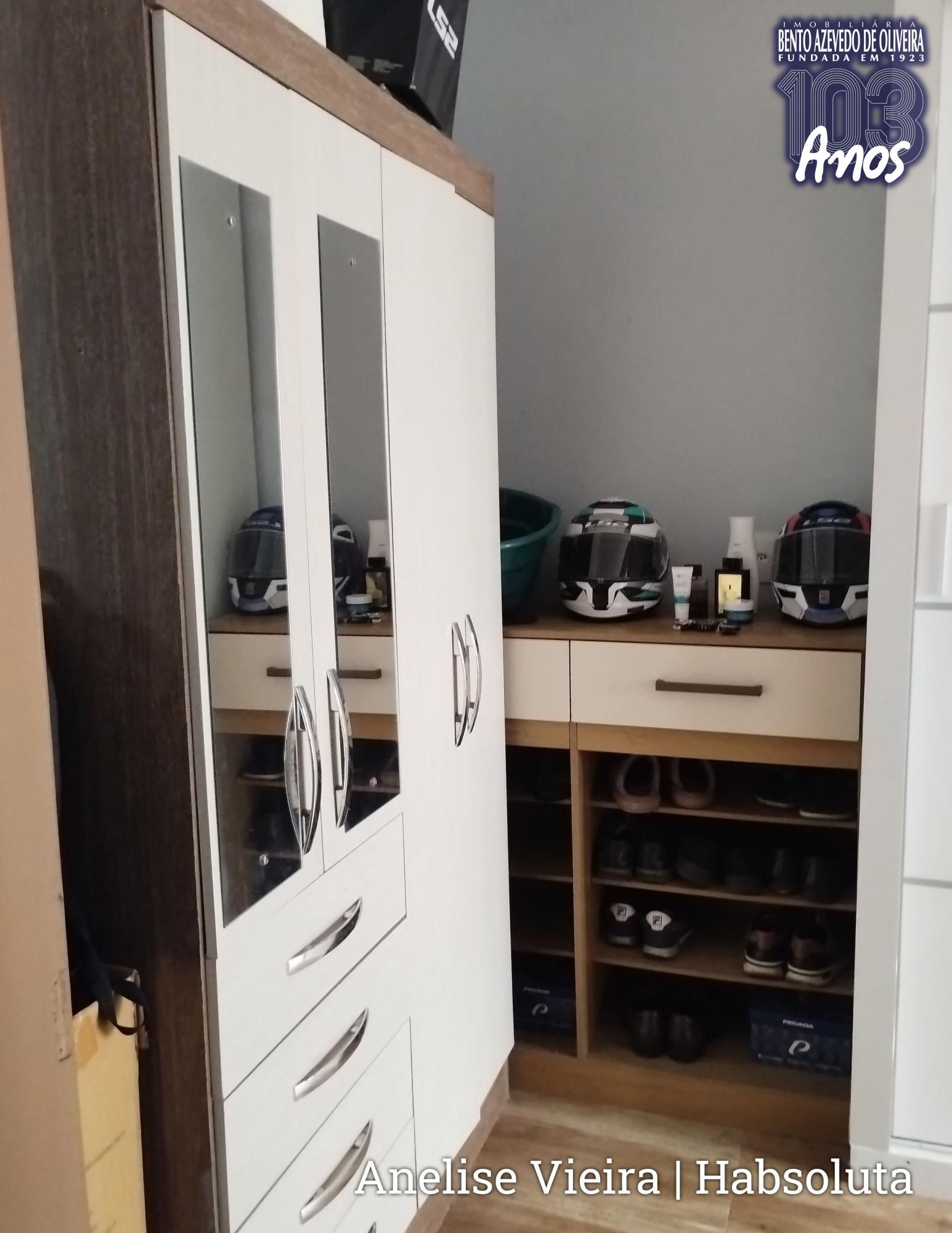 Dormitório amplo com porta de correr, garantindo otimização de espaço e melhor circulação interna.