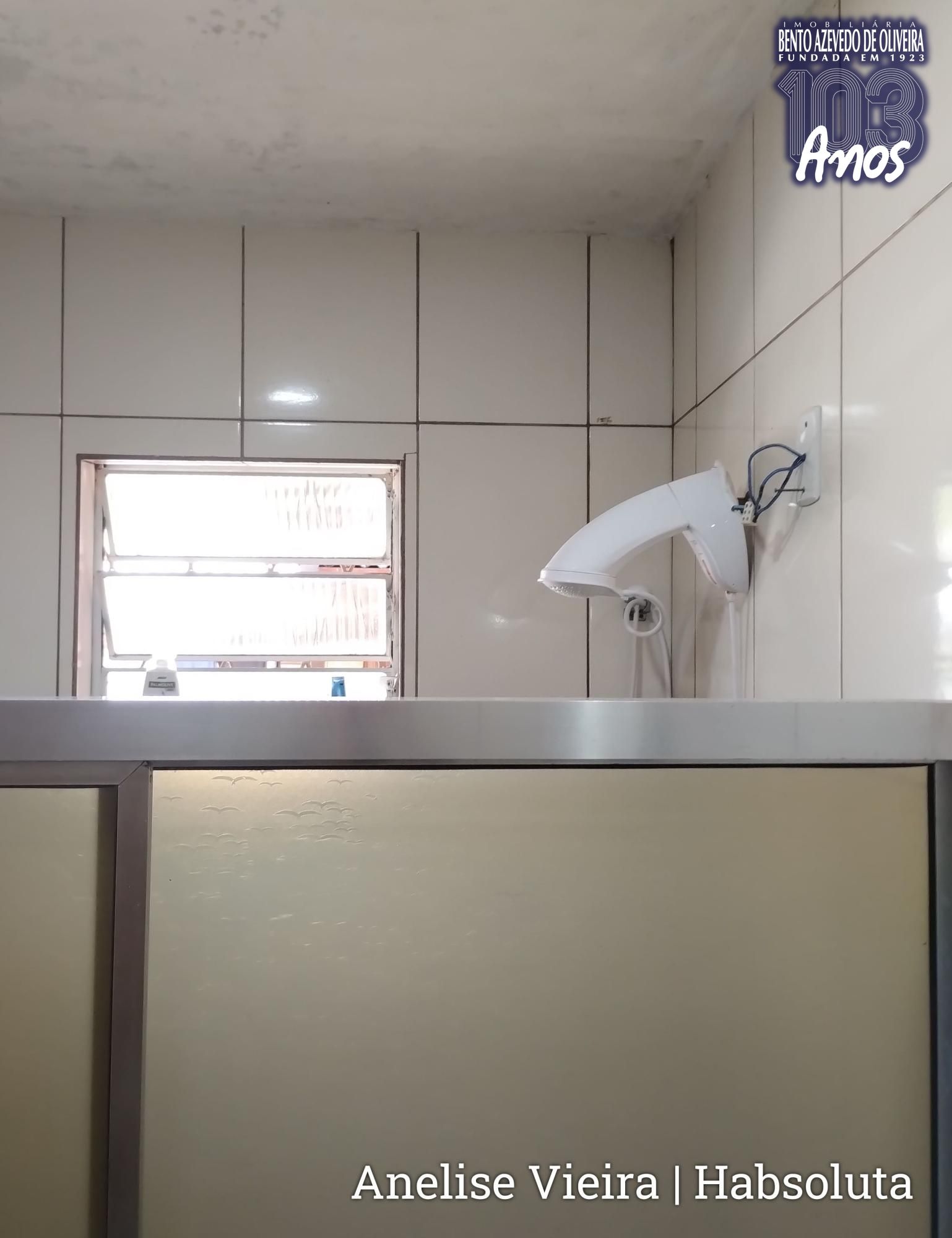 Banheiro bem ventilado localizado estrategicamente na distribuição interna