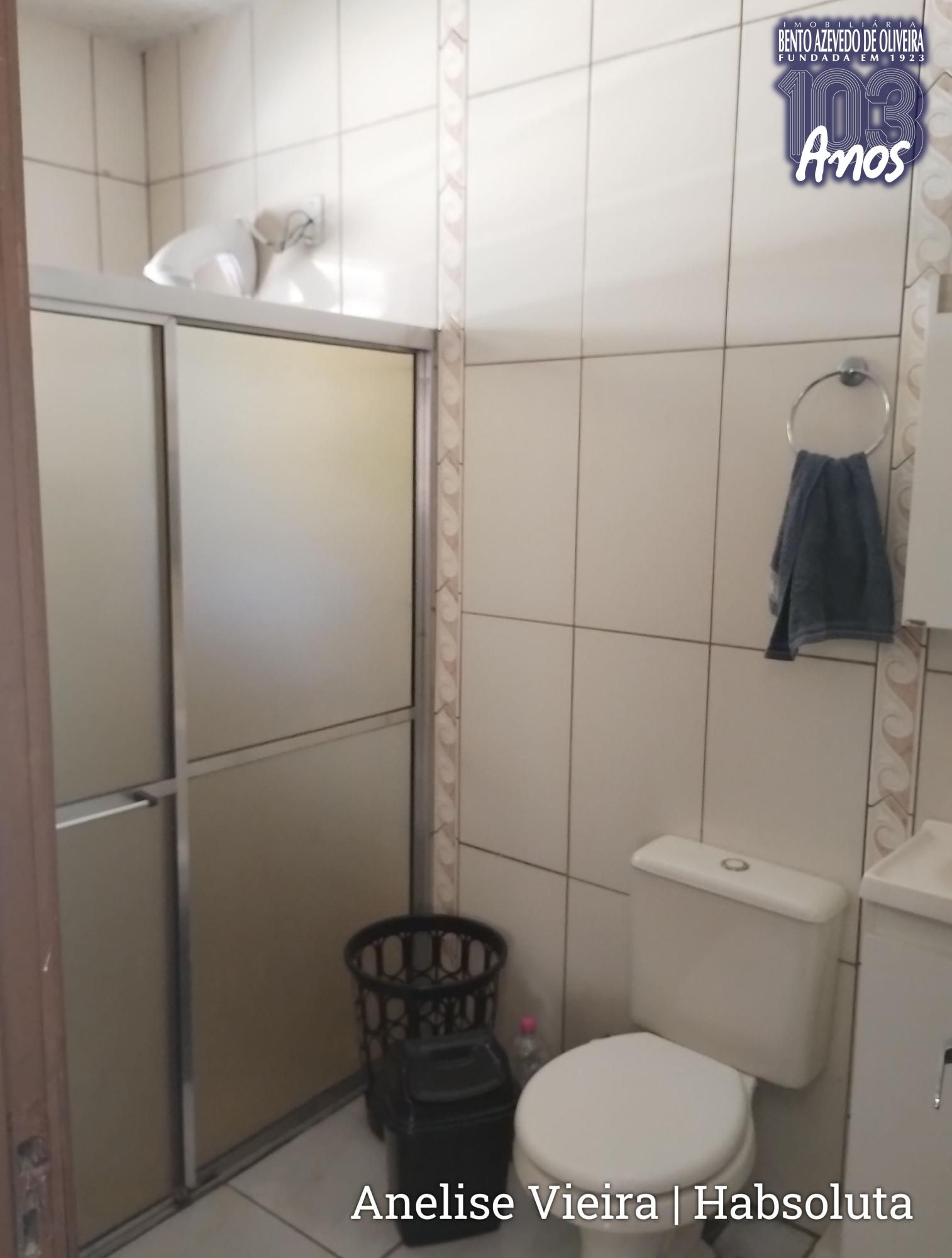 Um dos 2 banheiros sociais completos da residência, atendendo perfeitamente toda a família.