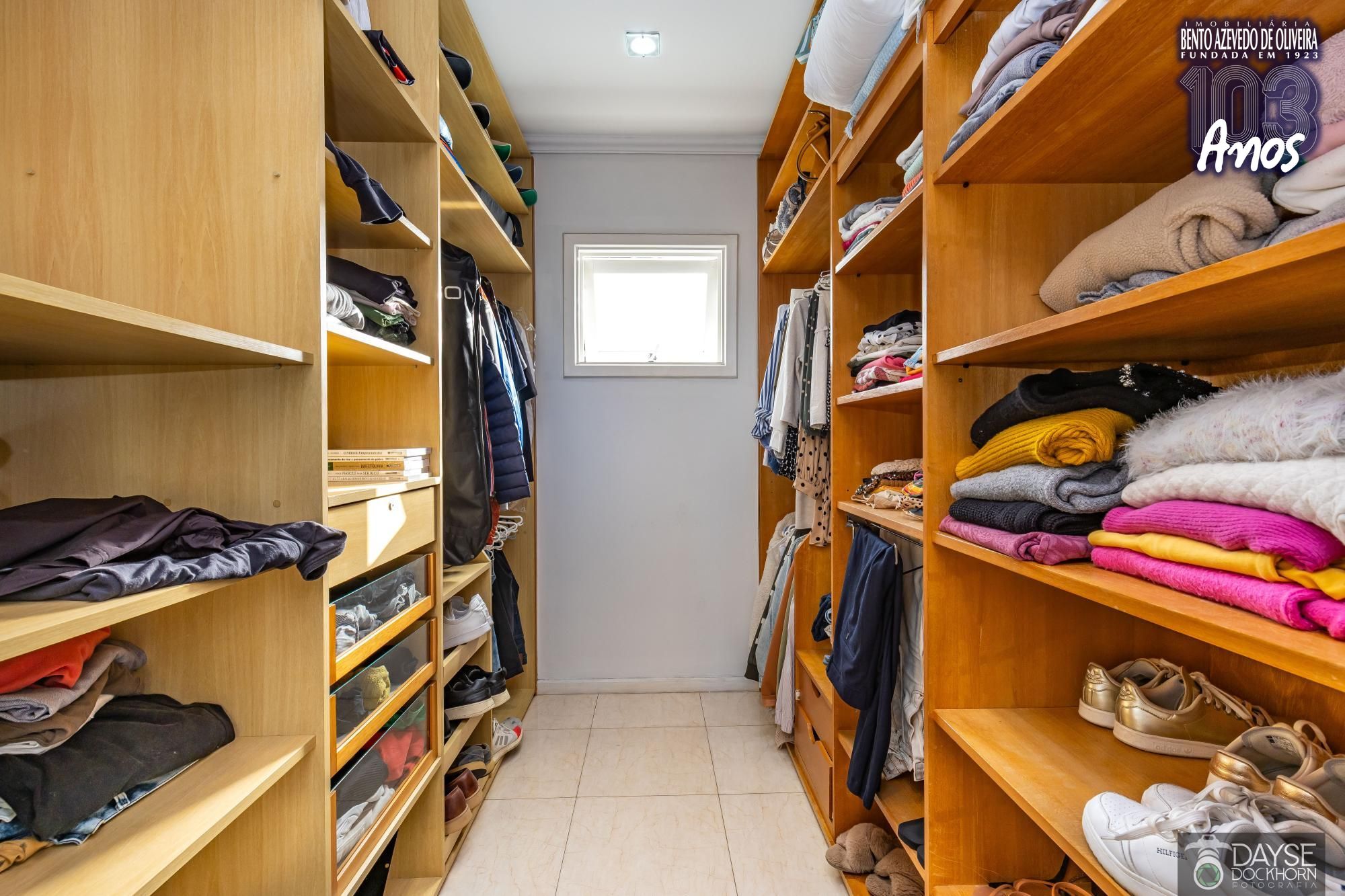 Closet amplo com móveis planejados no Ecoville
