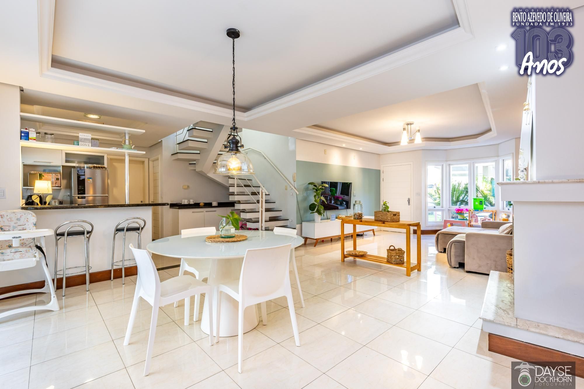 Cozinha integrada com sala de jantar no Ecoville