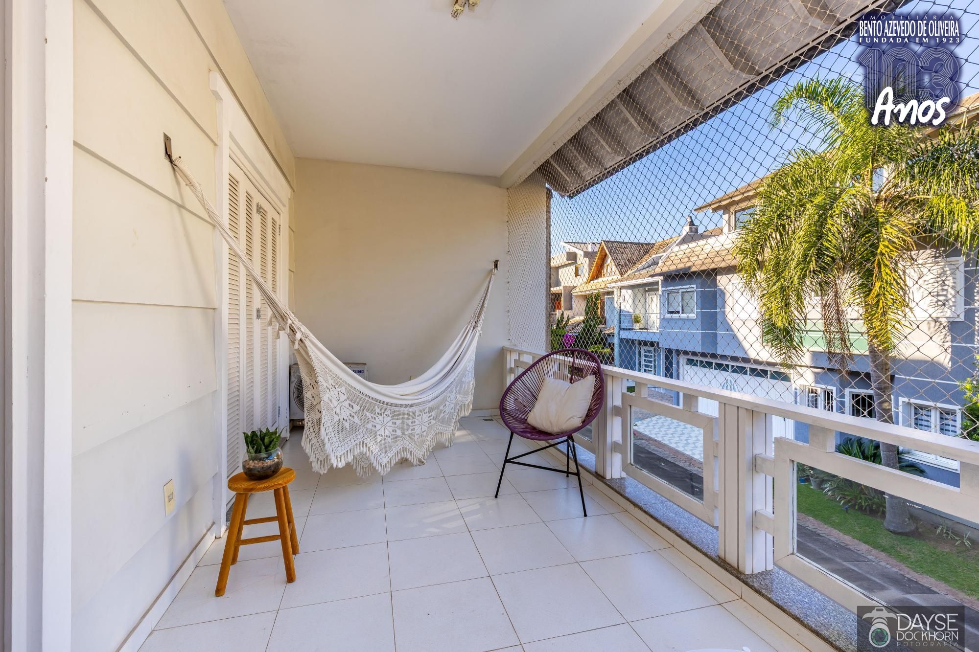 Sacada interna e ambientes integrados da residência