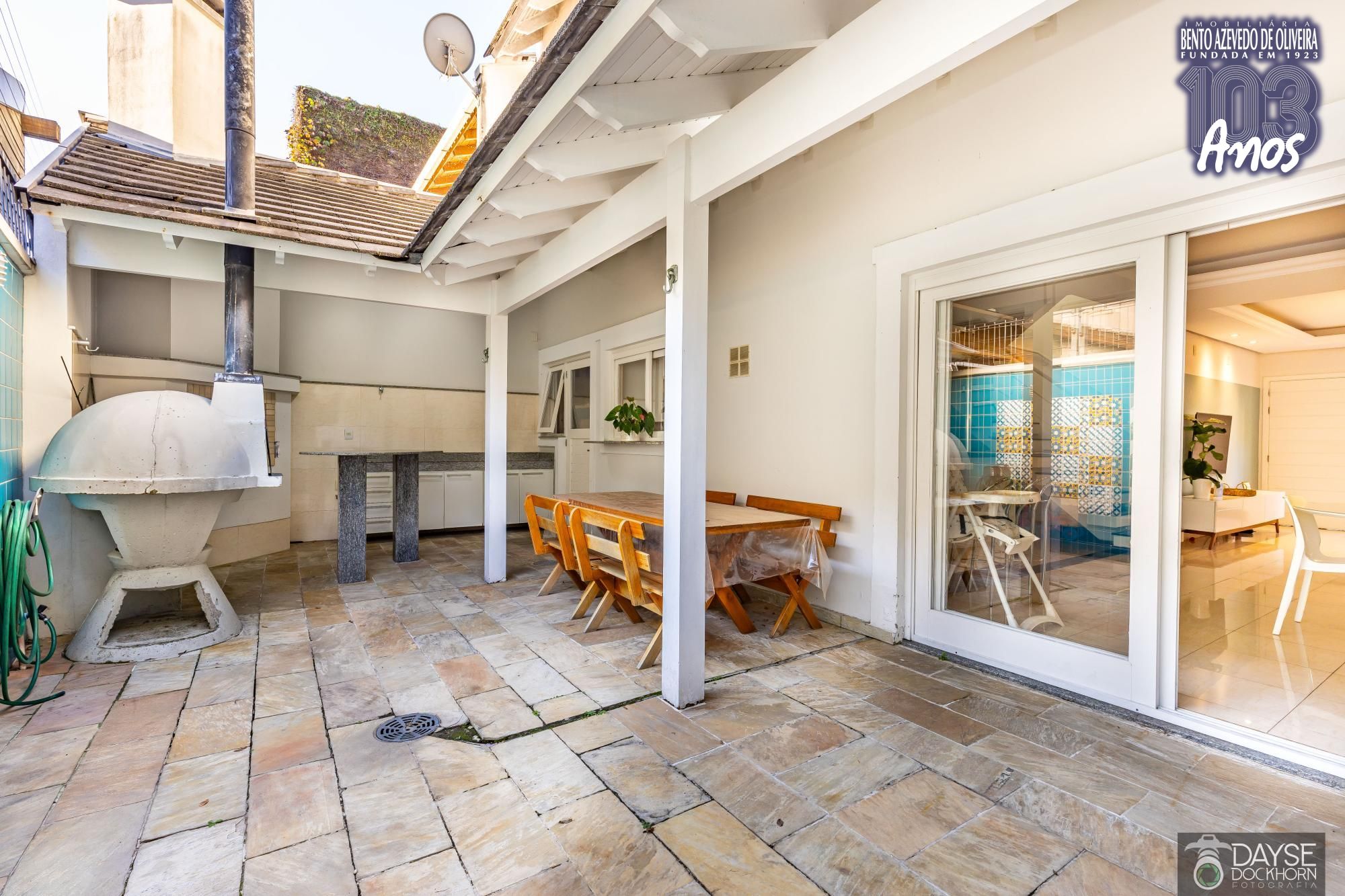 Espaço gourmet com churrasqueira em casa no Ecoville