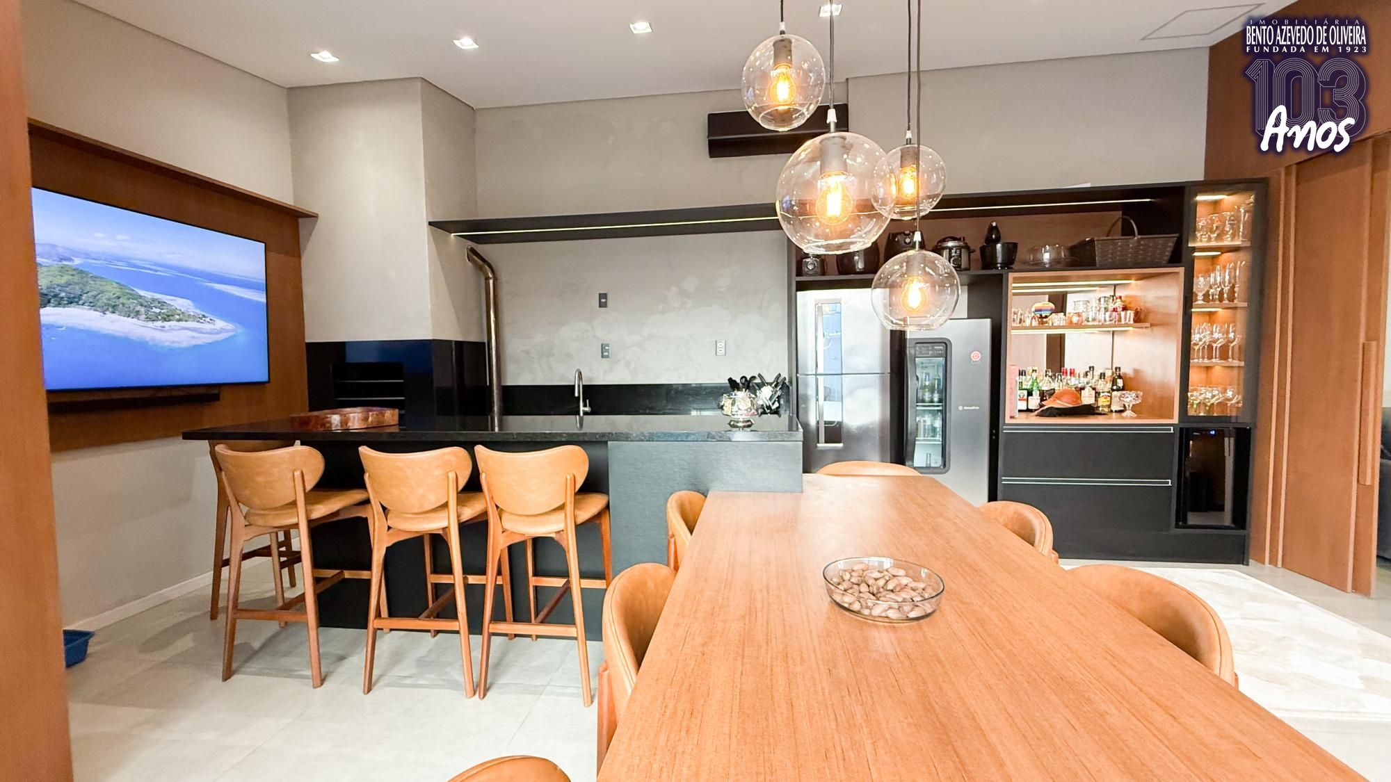 Espaço gourmet com churrasqueira e cozinha planejada
