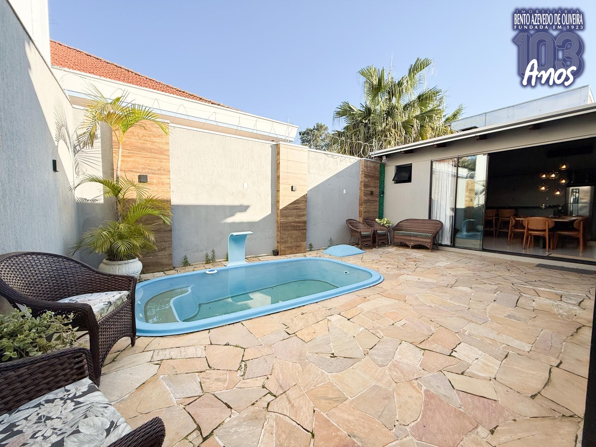 Pátio amplo com Piscina de casa à venda em Porto Alegre